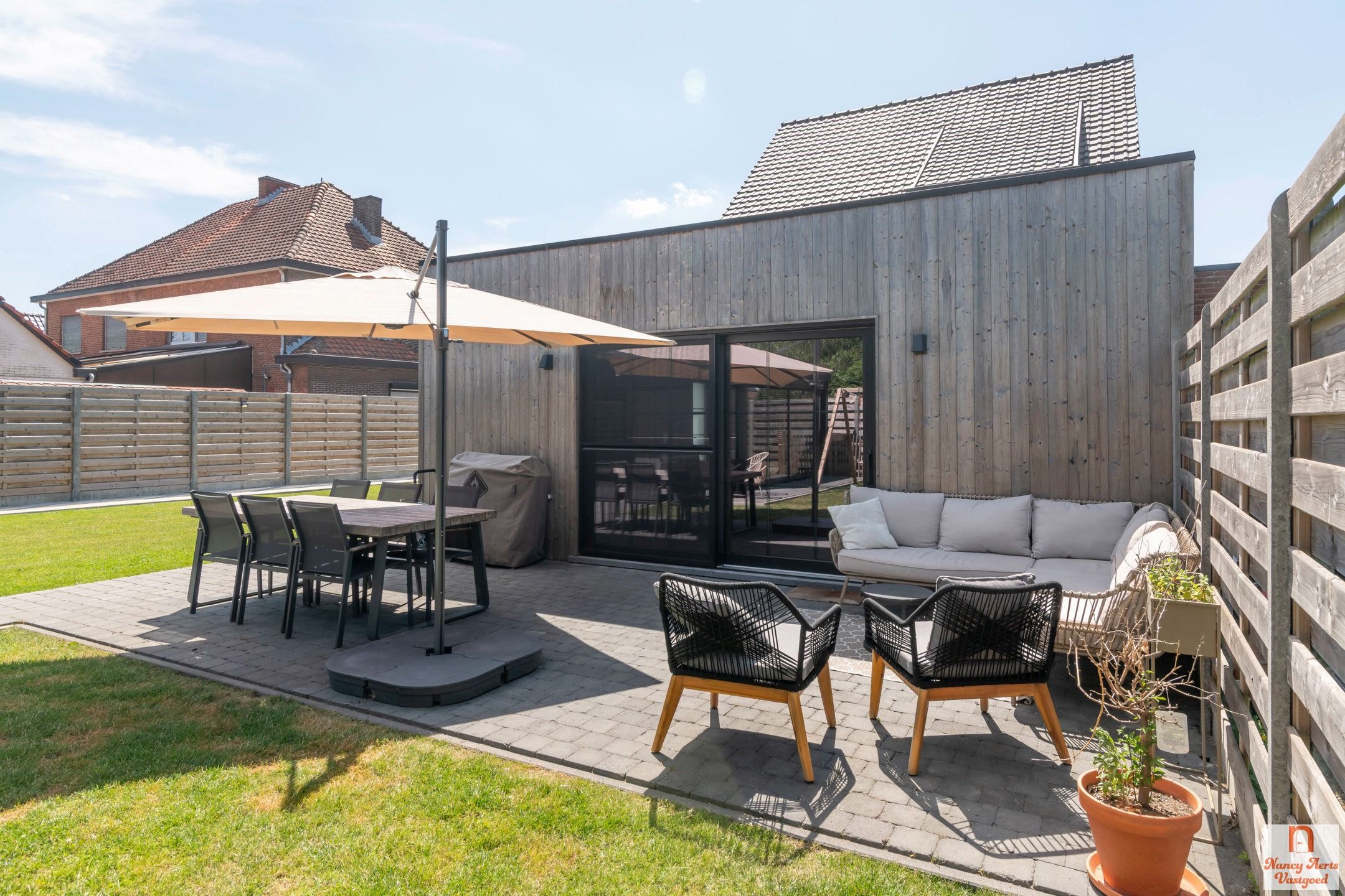 Volledig gerenoveerde woning met bijbouw en grote tuin foto 30