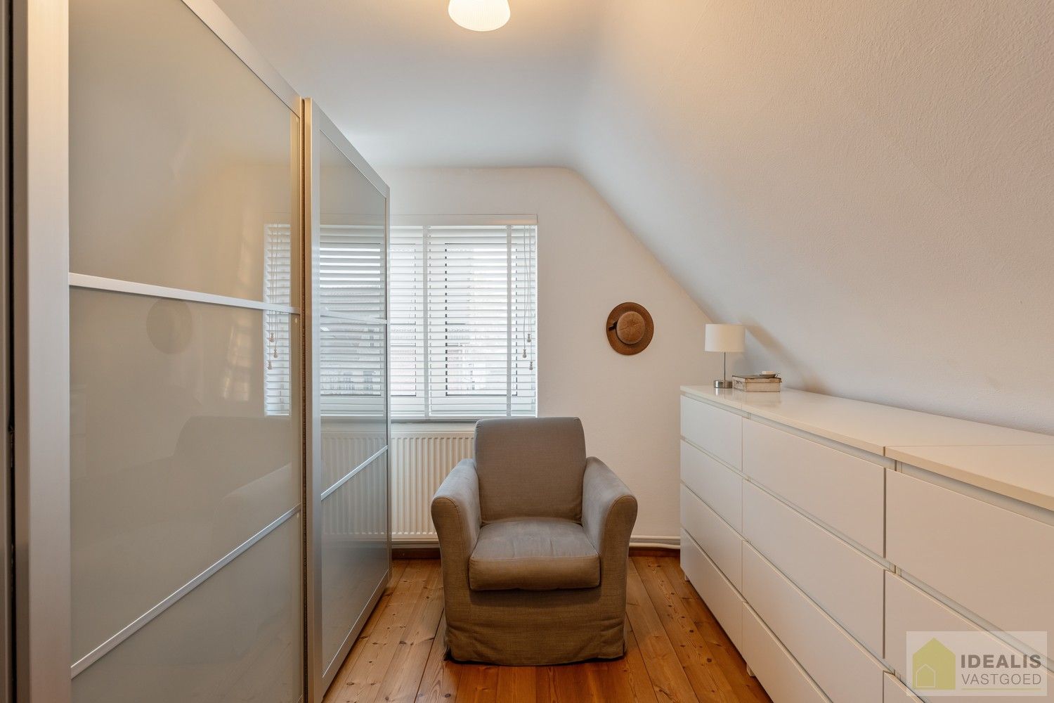 IDEALIS VASTGOED – Prachtige, stijlvolle woning met een aangename 123m² als bewoonbare oppervlakte. De woning omvat een lichtrijke ruime woonkamer voorzien van een pellet kachel en met een prachtige parketvloer dewelke overgaat in de keuken en 3 slaapkamers op een ruim en prachtig aangelegd perceel van 7a 42ca. Dit alles gelegen in een heerlijk rustige straat, op enkele minuten zowel van de centra van Pelt als Achel, doch ook op een steenworp van de Nederlandse grens, dichtbij Valkenswaard en Eindhoven. foto 25