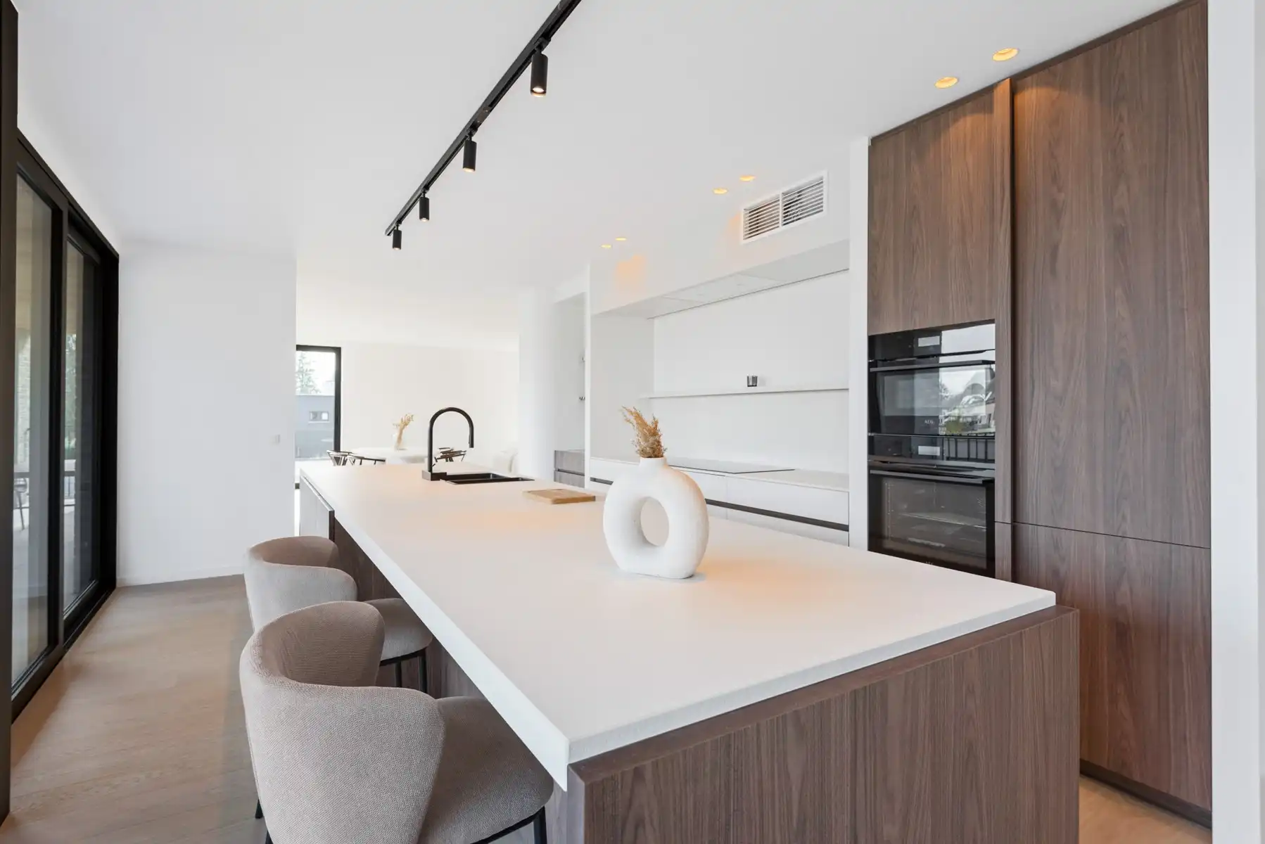 Prachtig afgewerkt nieuwbouwappartement inclusief 2 carports en 2 ruime bergingen. foto 8