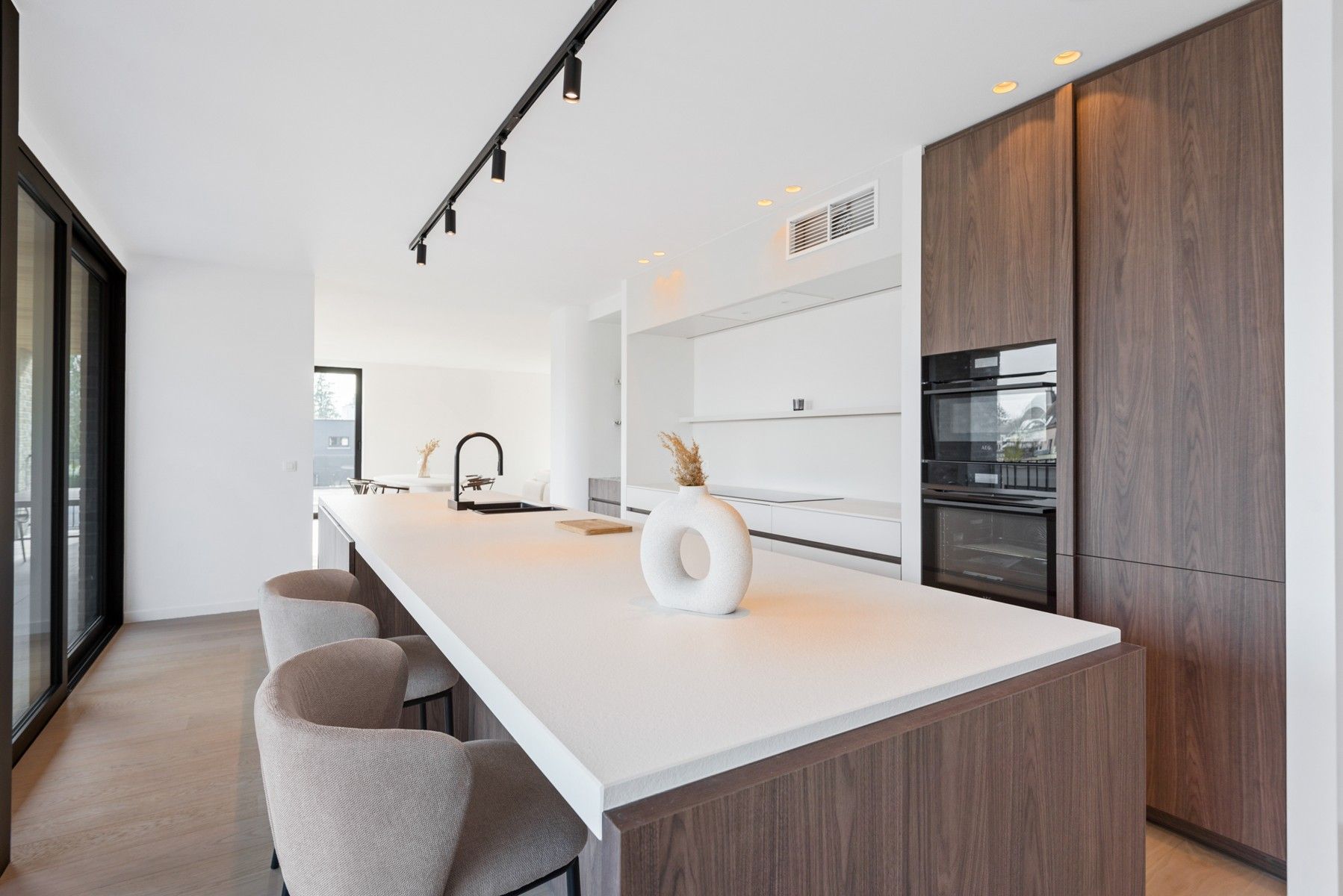 Prachtig afgewerkt nieuwbouwappartement inclusief 2 carports en 2 ruime bergingen. foto 8