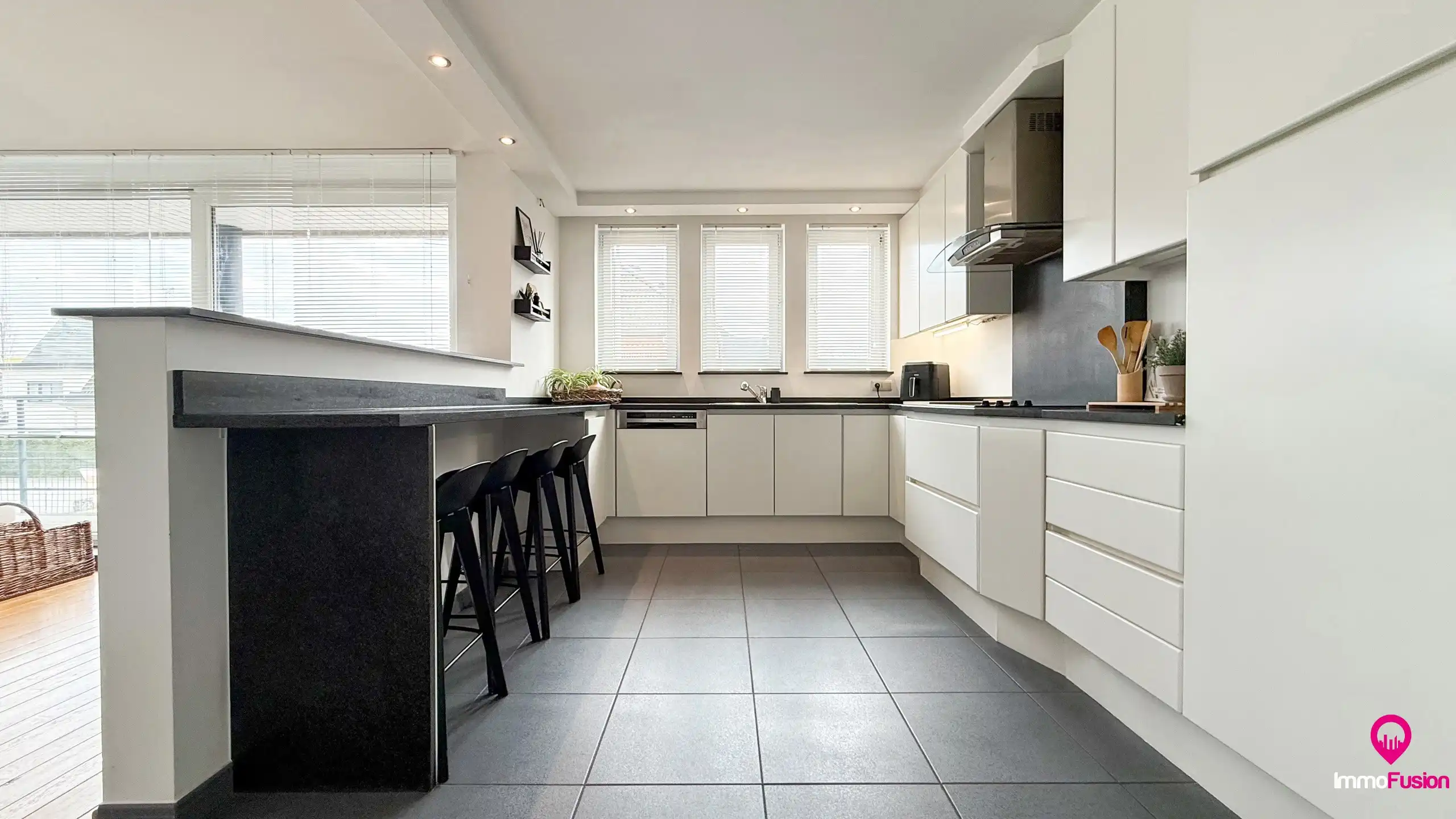 Ruim appartement met 4 slaapkamers en parking in Tuilt! foto 9