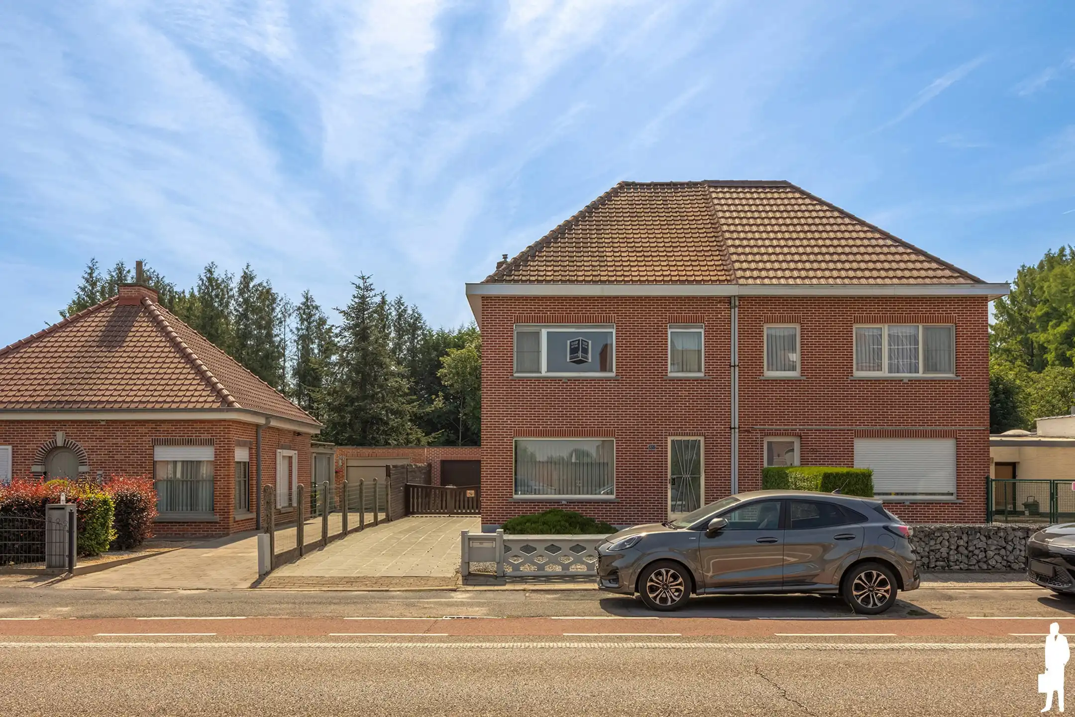 Hoofdfoto van de publicatie: Gezinswoning met veranda, garage en tuin op topligging 
