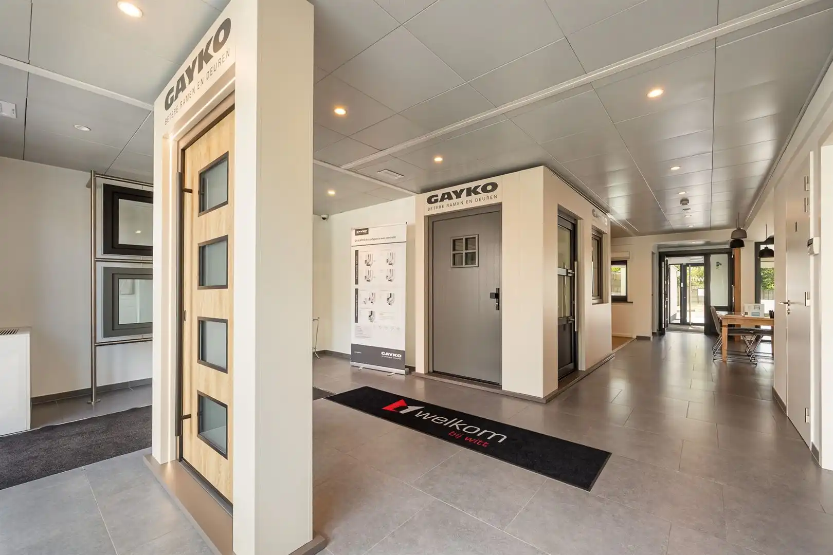 Commerciële toplocatie met privéparking foto 4