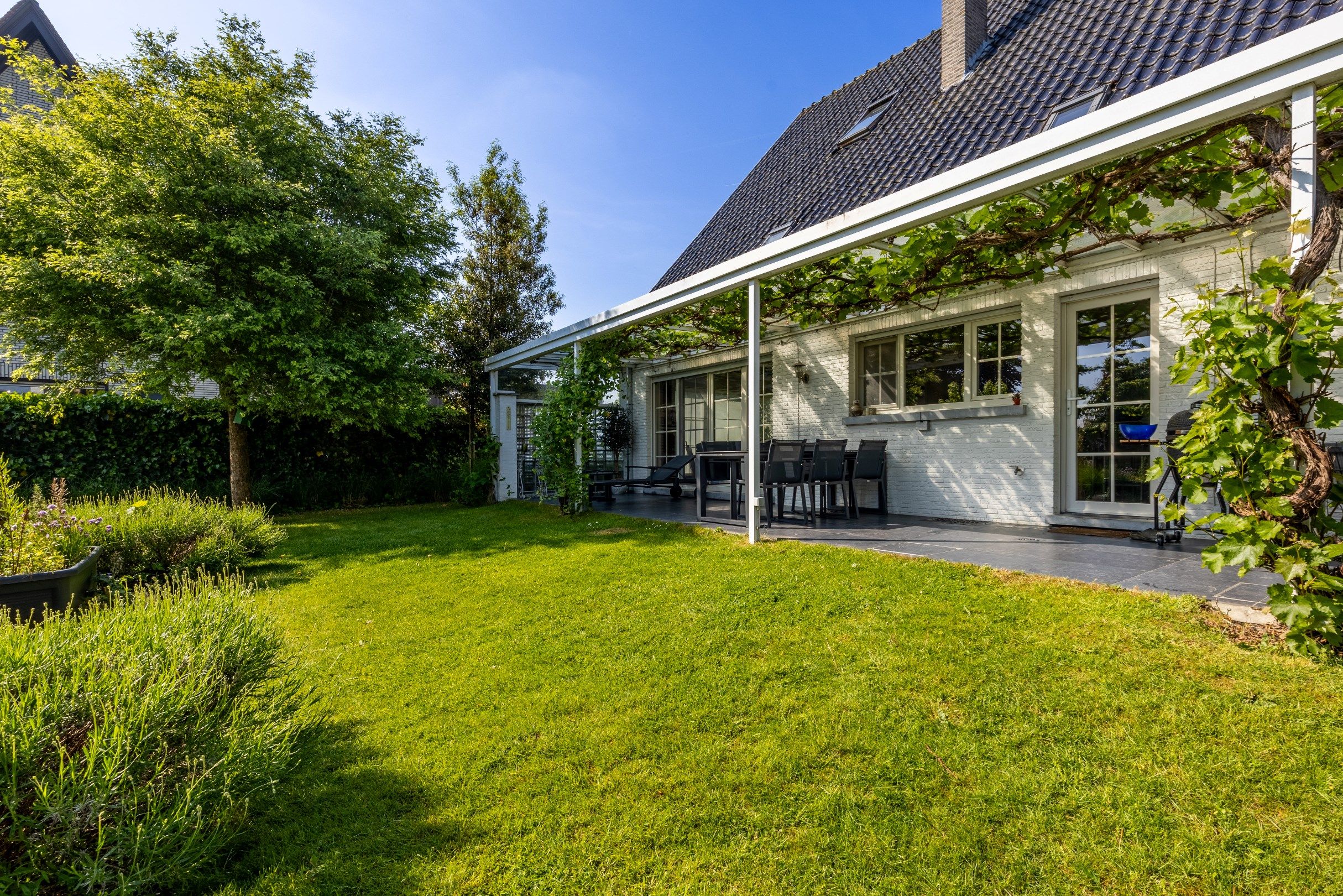 STATIGE VILLA MET MAGAZIJN foto 9
