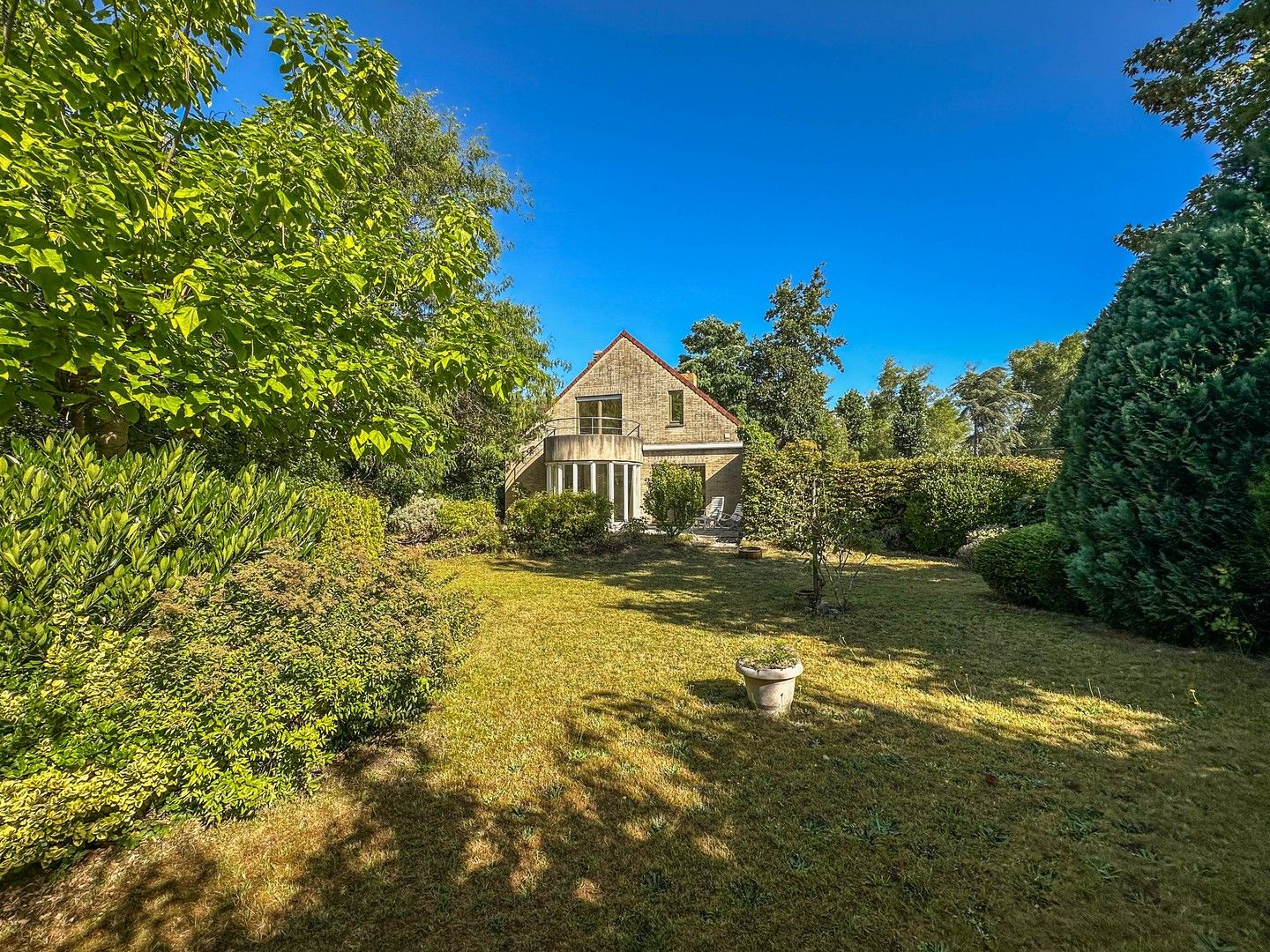 Zonovergoten alleenstaande villa met grote prachtige tuin (1.002m²). foto 2