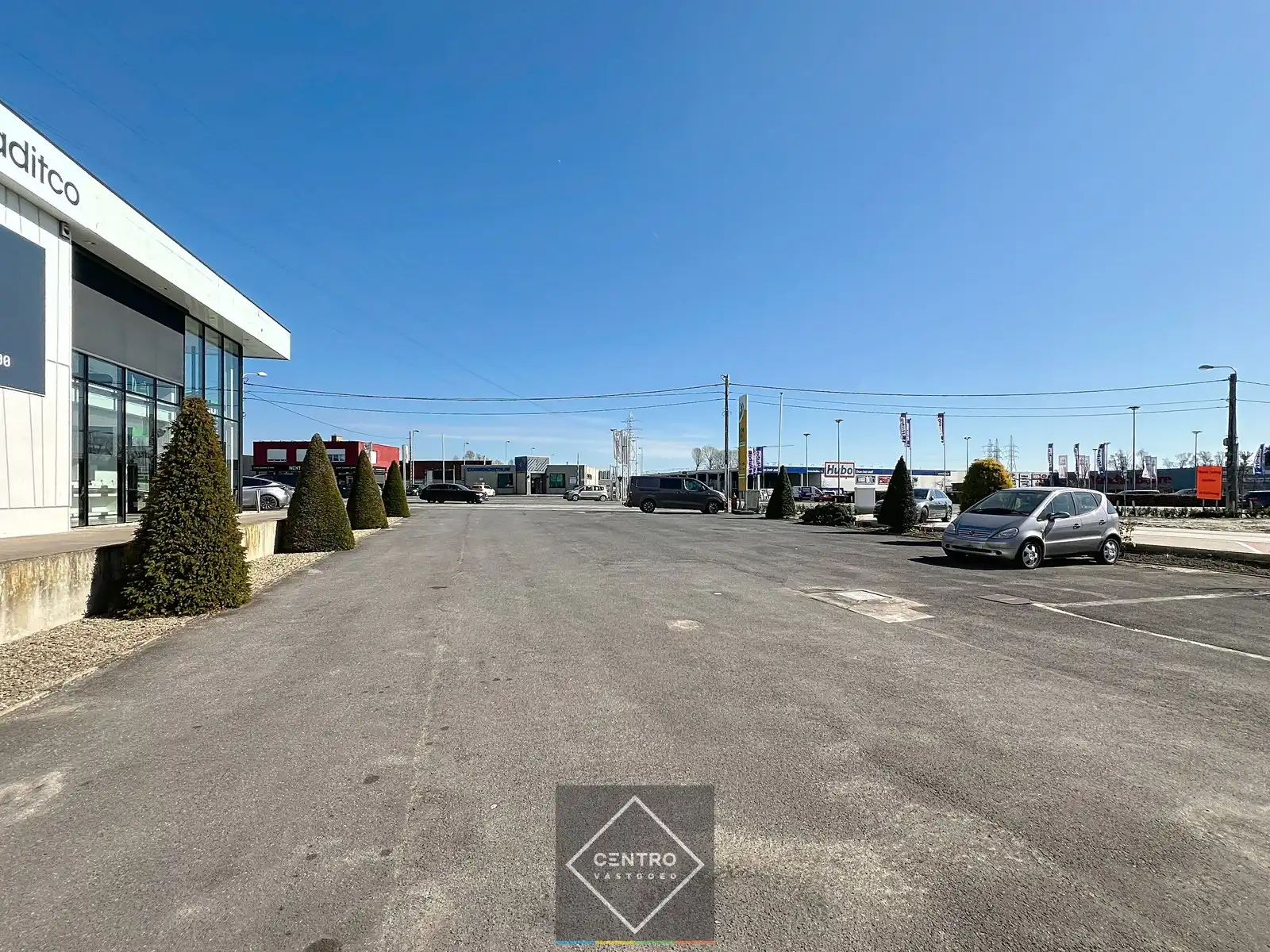 Commercieel gebouw (460m²) met verhard buitenterrein (heden AUTOWERKPLAATS) met uitbreidingsmogelijkheden en VEEL PASSAGE ! foto 3