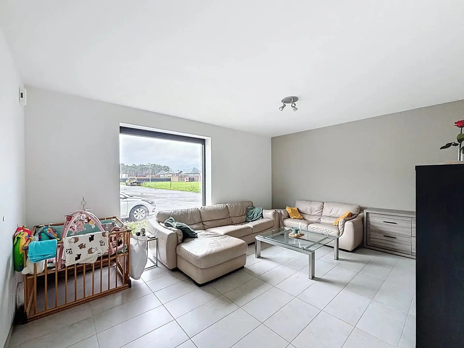 Prachtige nieuwbouw-woning te huur met 3 slaapkamers, terras en tuin en zonnepanelen. foto 6