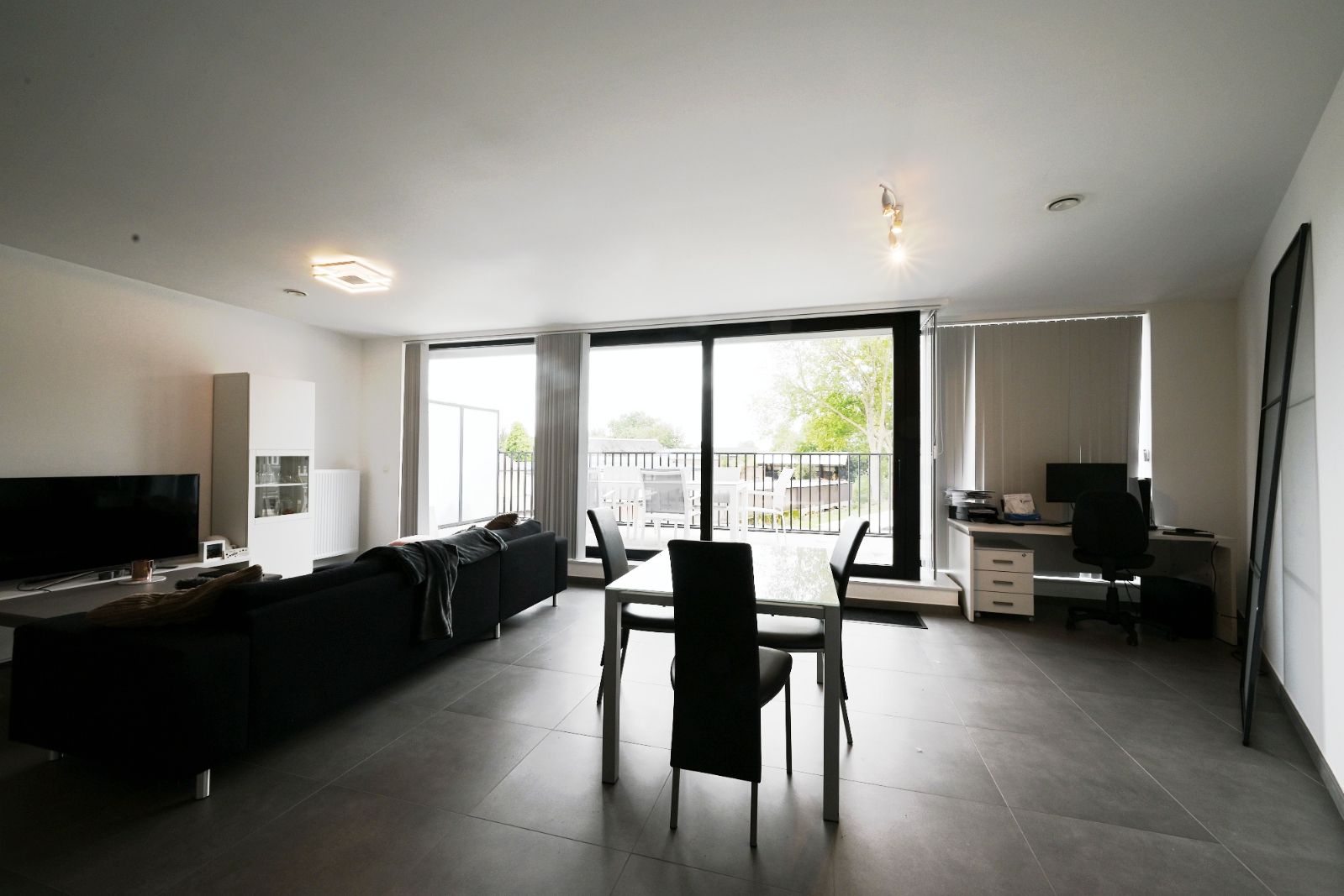 Nieuwbouw appartement met zonnepanelen in hartje Ardooie! foto 5