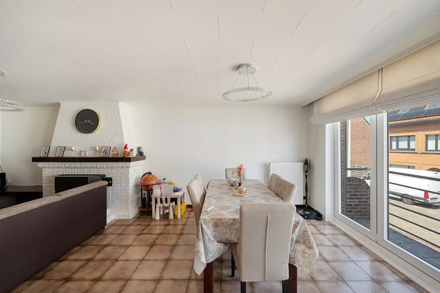 Rustig gelegen bel-etage woning met heel grote garage, oprit en zonnige koer in het centrum van Heist foto 6