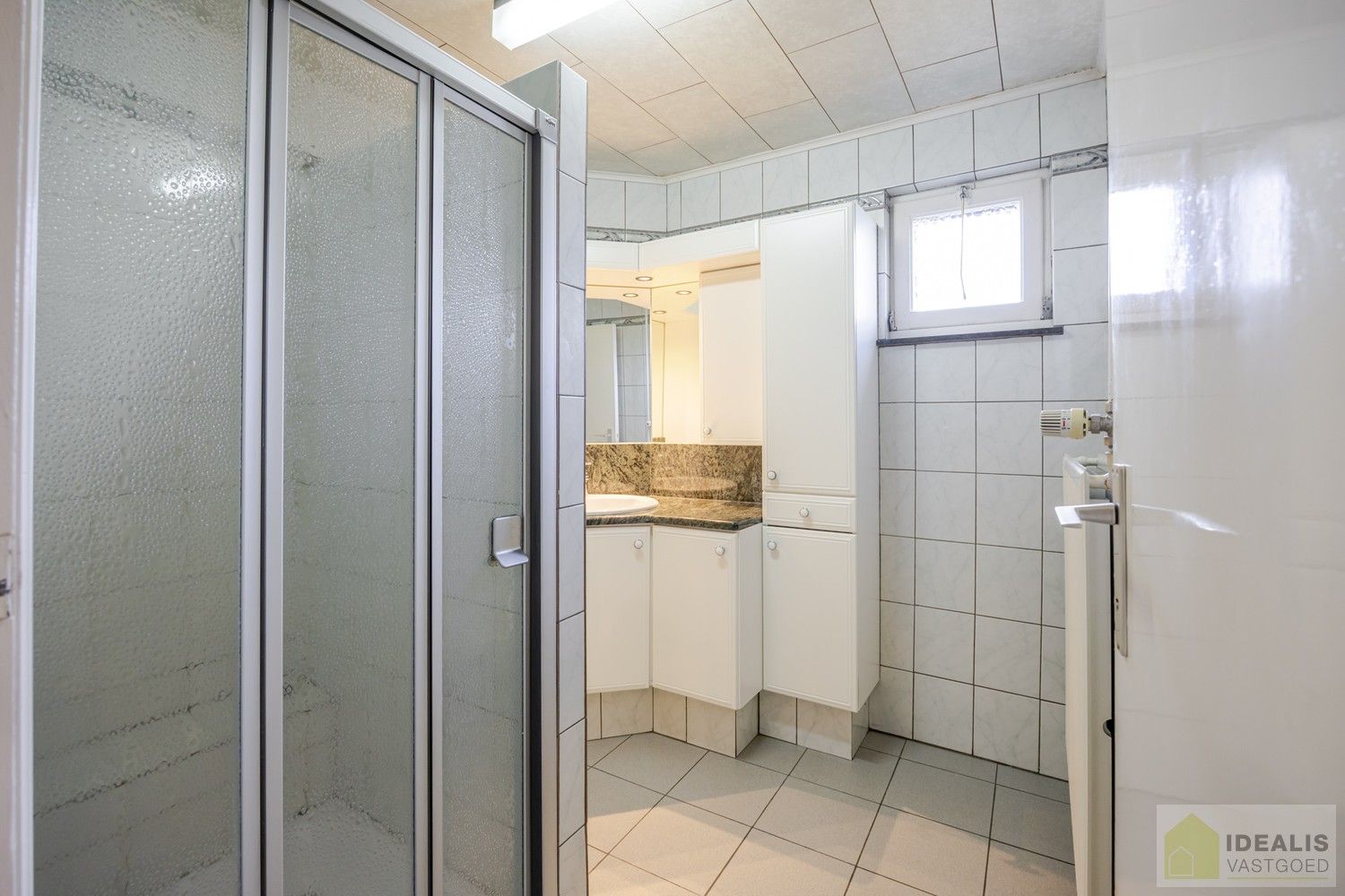 CHARMANTE EN TE RENOVEREN EENGEZINSWONING MET 4 SLAAPKAMERS OP EEN KNAP PERCEEL EN GEGEERDE LOCATIE !! foto 30
