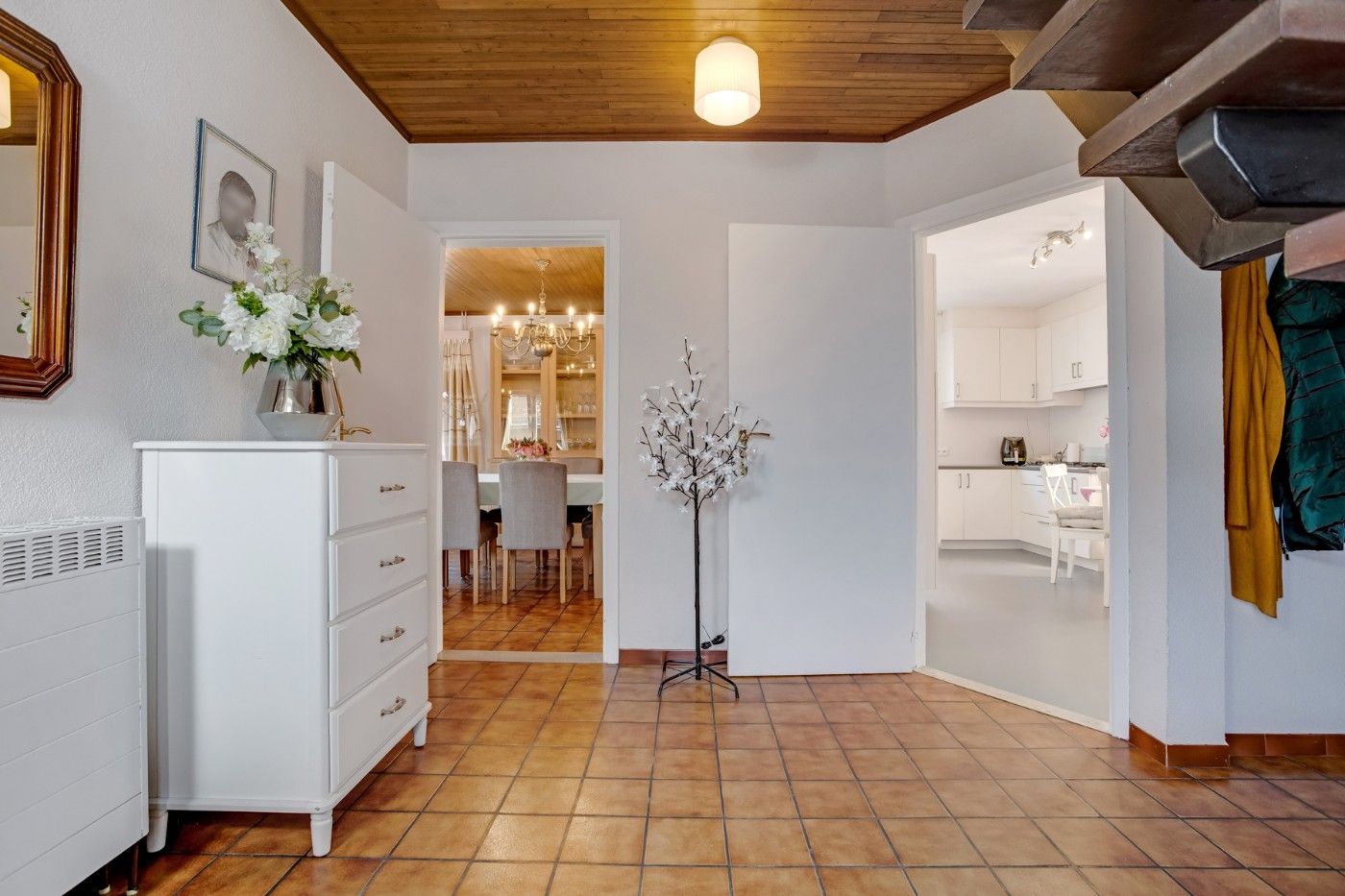 Vrijstaande, charmante woning met 3 grote slpk. en garage op 398 m² foto 13