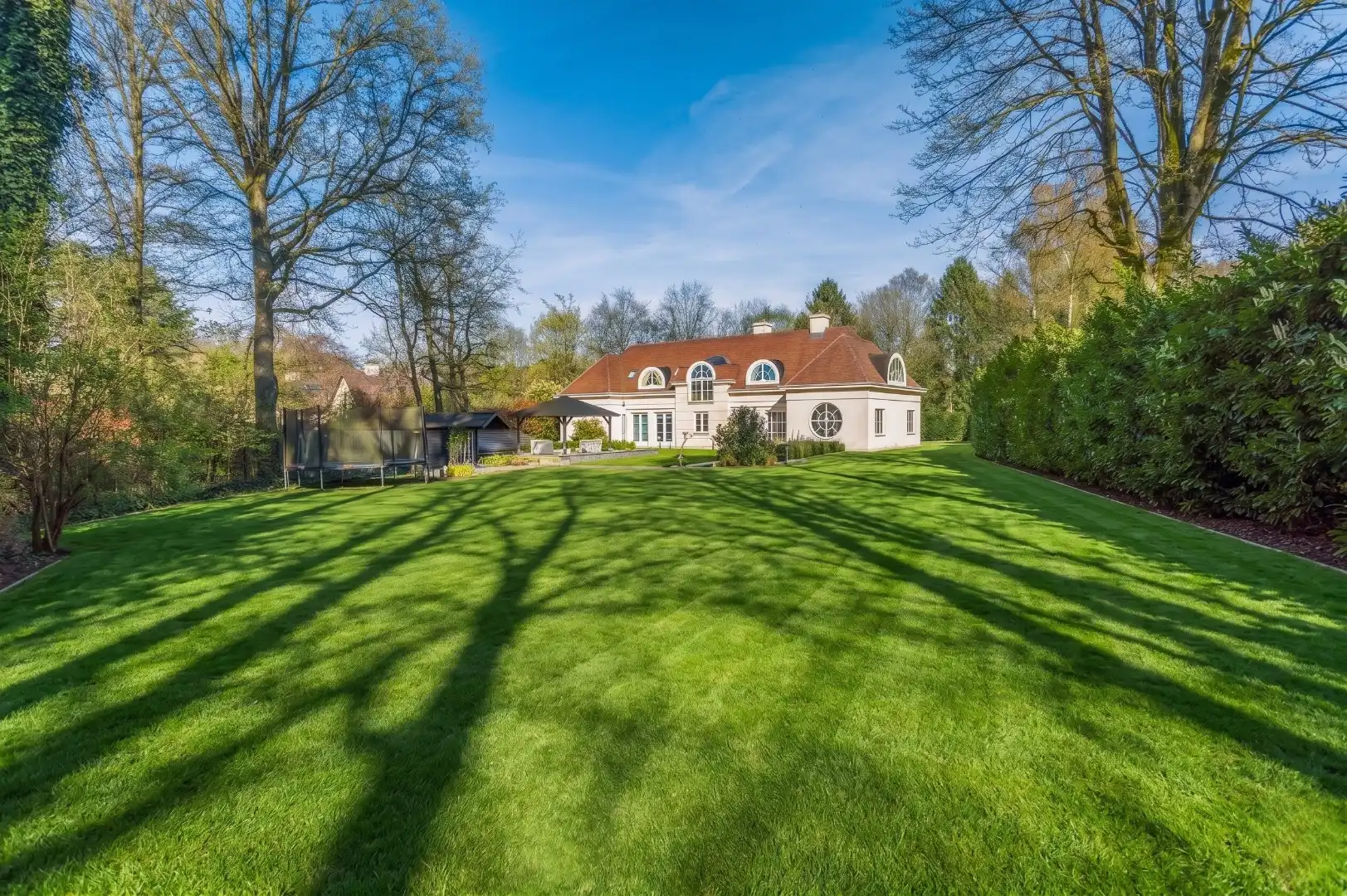 Exclusieve familievilla (413m²) op bosrijke toplocatie te Belsele foto {{pictureIndex}}