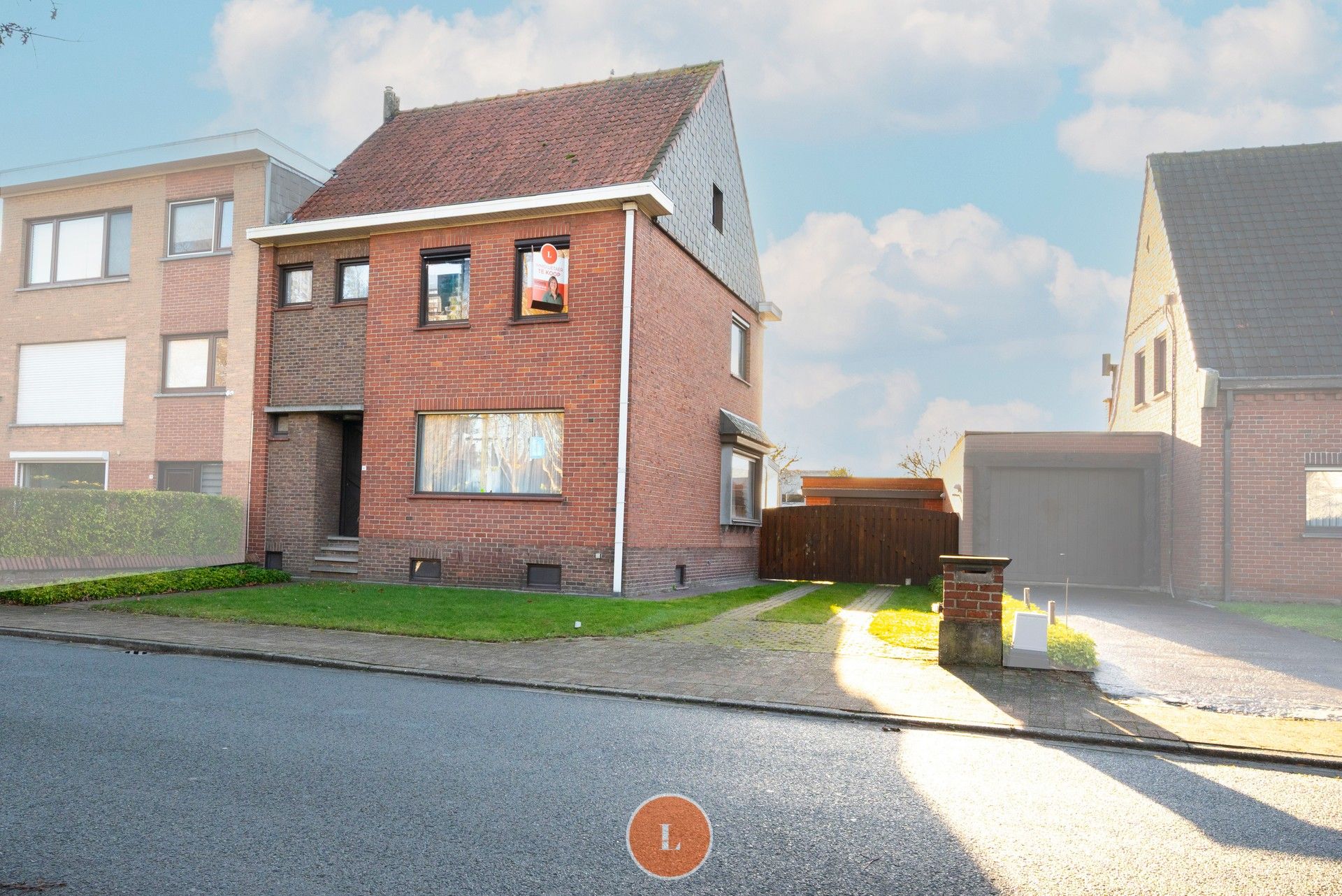 Halfopen woning met 3 slaapkamers, tuin en garage in Wevelgem foto {{pictureIndex}}
