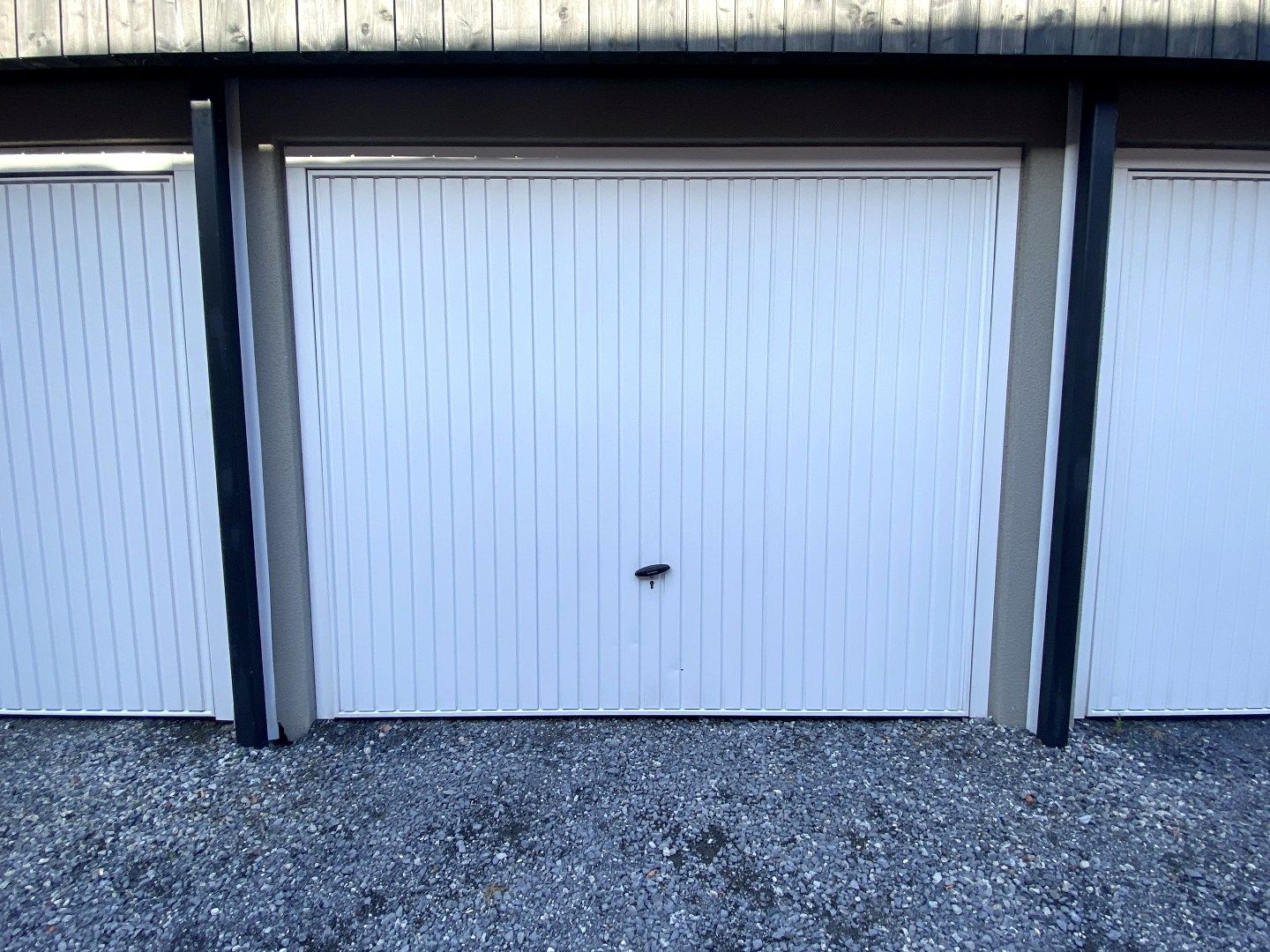 GARAGEBOX GELEGEN IN DORPSKERN VAN PITTEM!  foto 2