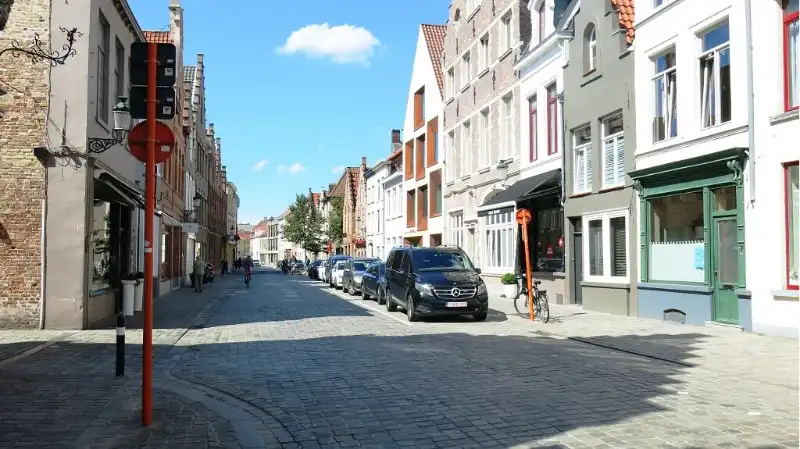 Opbrengsteigendom met Handel, Woonst en Magazijn te koop in Brugge foto 21