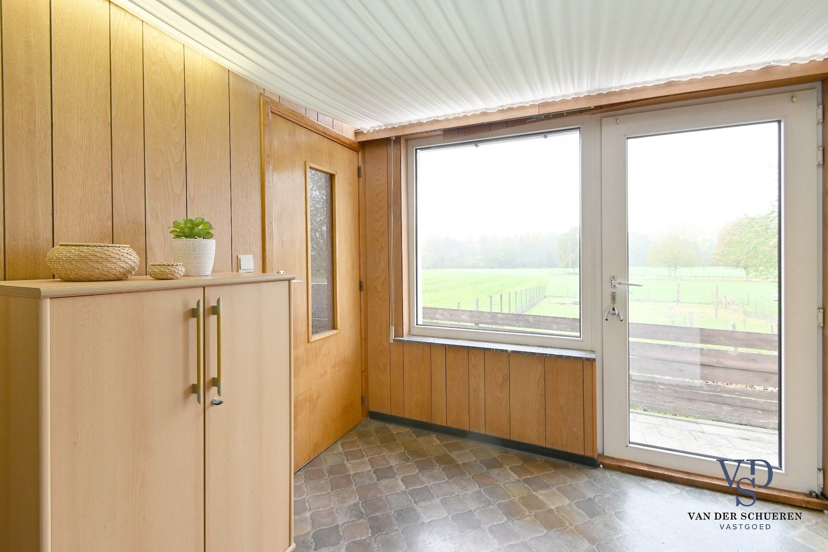 Te renoveren woning met uniek uitzicht op de omliggende akkers foto 11