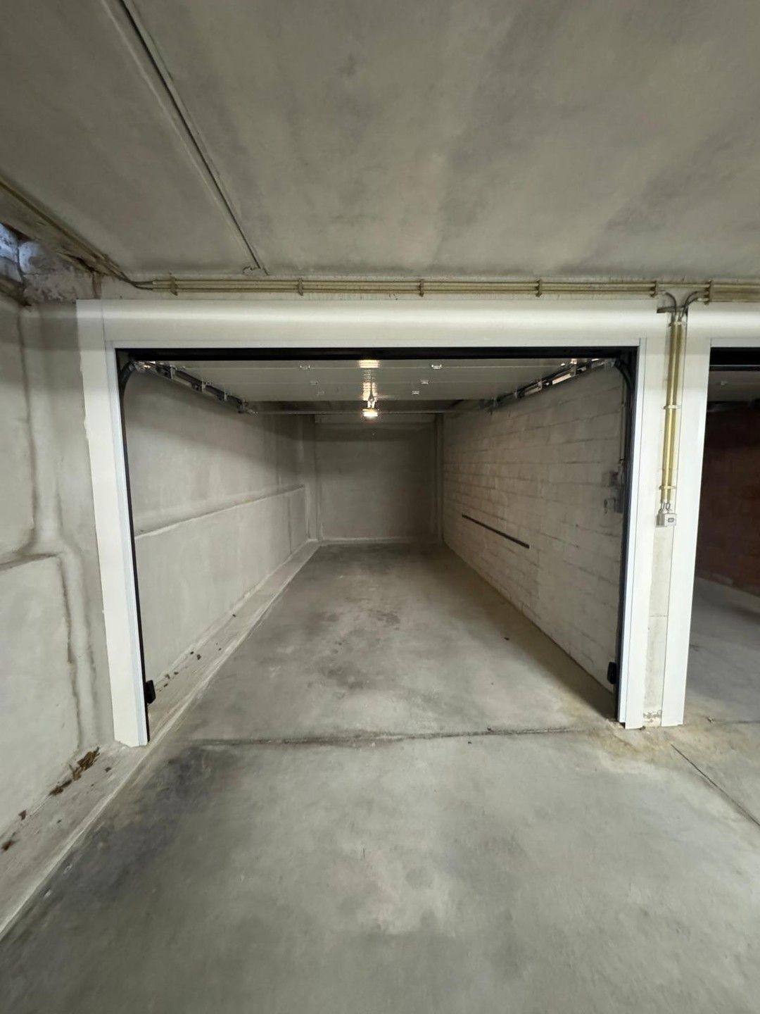 Gesloten garagebox te huur op de Paul Parmentierlaan! foto 4