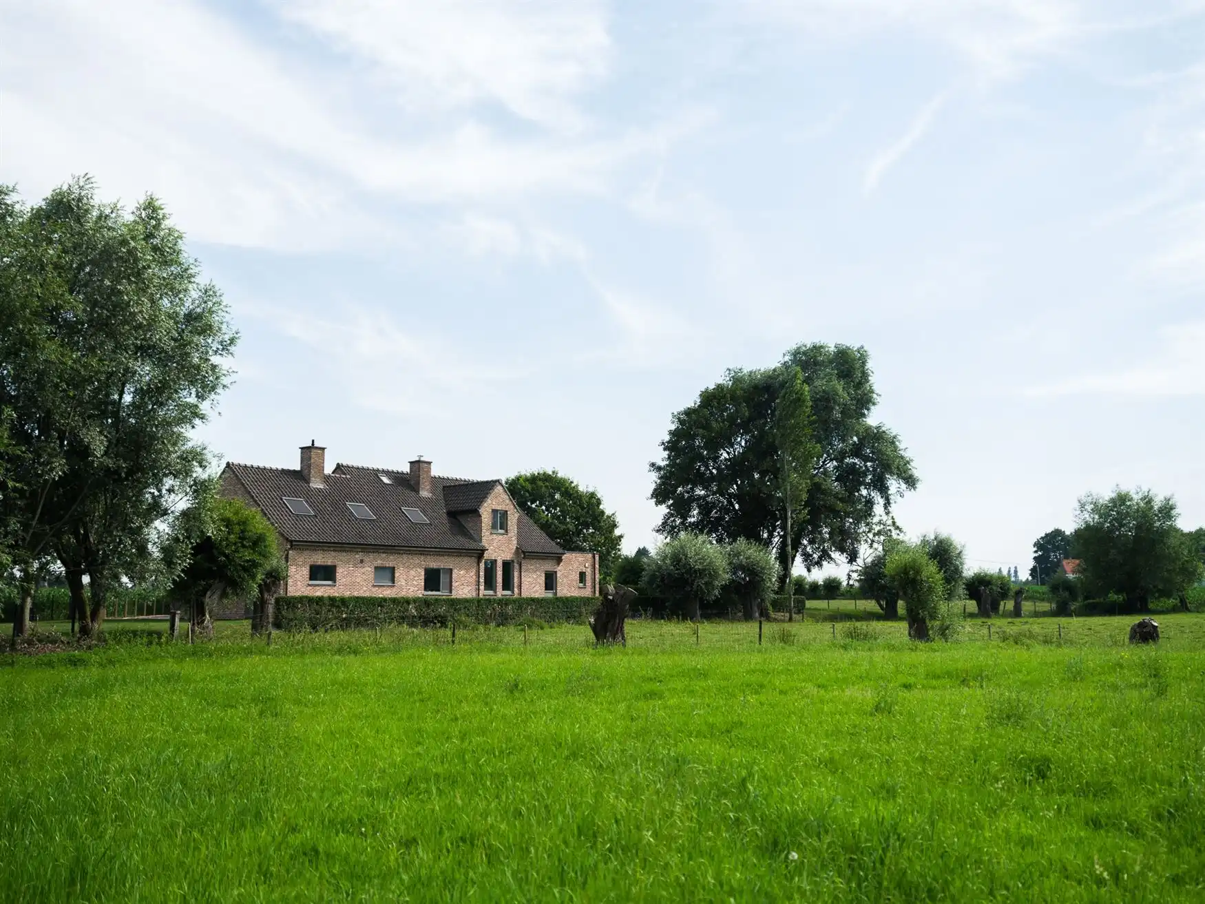 Exclusieve farmhouse te midden van de velden in Drongen foto {{pictureIndex}}