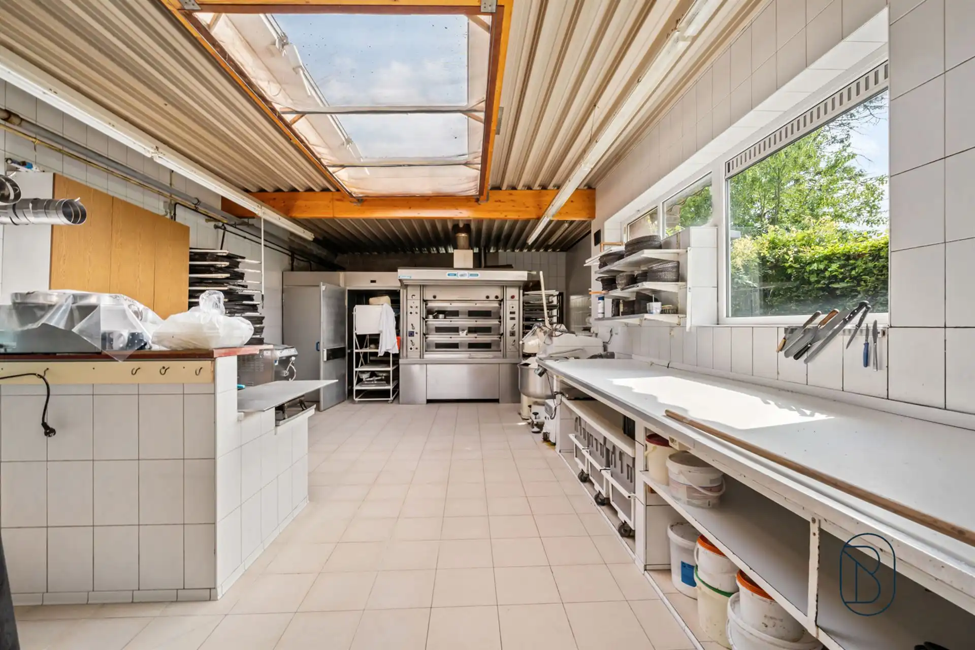 Handelspand met aparte woonst op een toplocatie in Deerlijk! foto 11