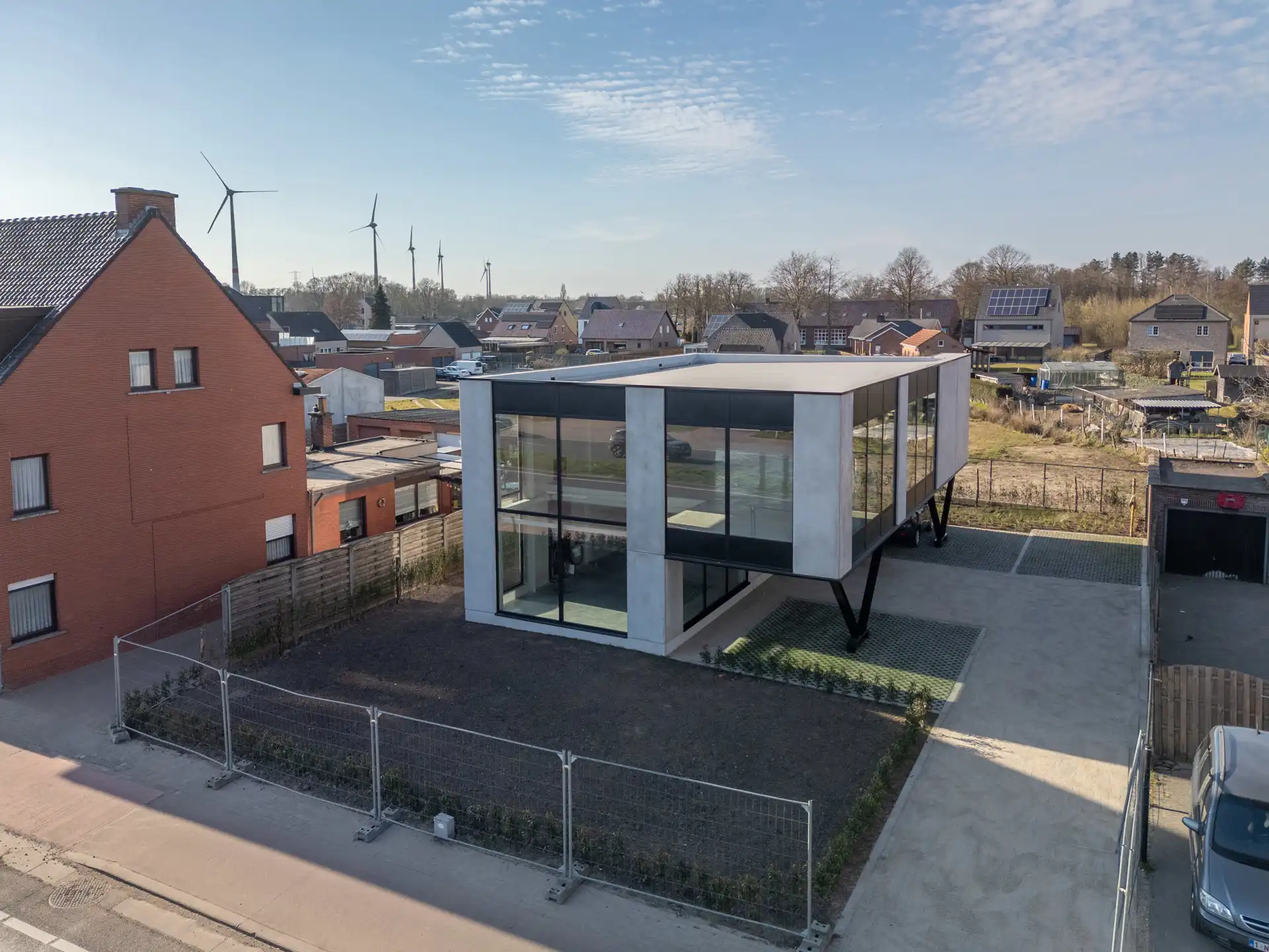 Nieuw handelspand van 245 m² met 5 pp op perceel van 605 m² foto {{pictureIndex}}