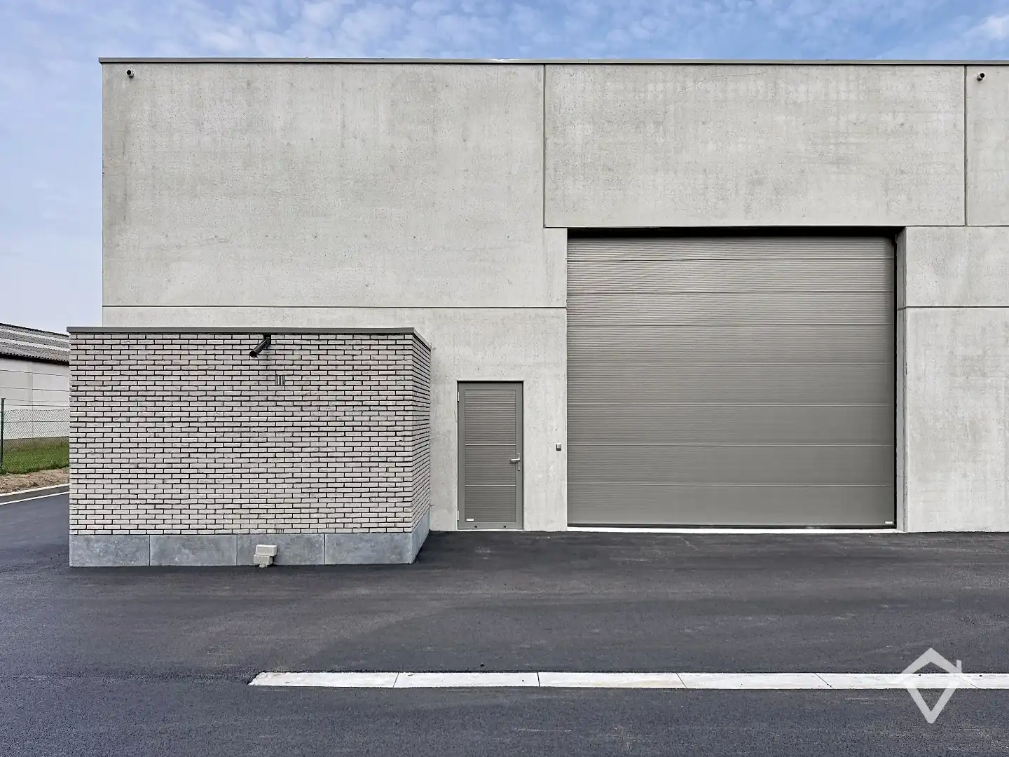 Nieuwbouw loods KMO-UNIT te koop – 326 m² met 1 parkeerplaats inbegrepen op de industriezone te Aartrijke foto {{pictureIndex}}