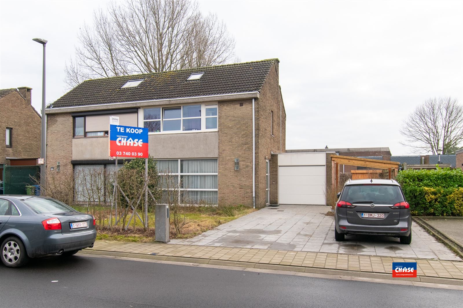 Instapklare woning met 4 slaapkamers, tuin, grote e oprit en garage foto {{pictureIndex}}