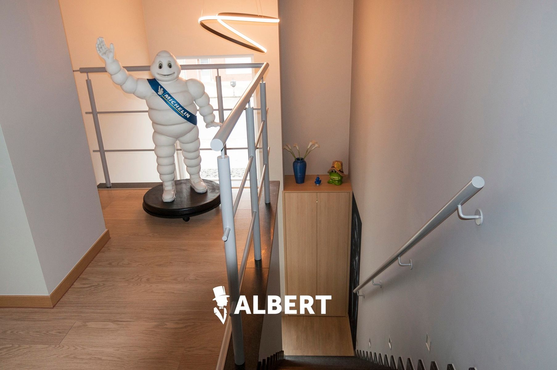 Instapklare woning met grote tuin en garage/magazijnruimte foto 14