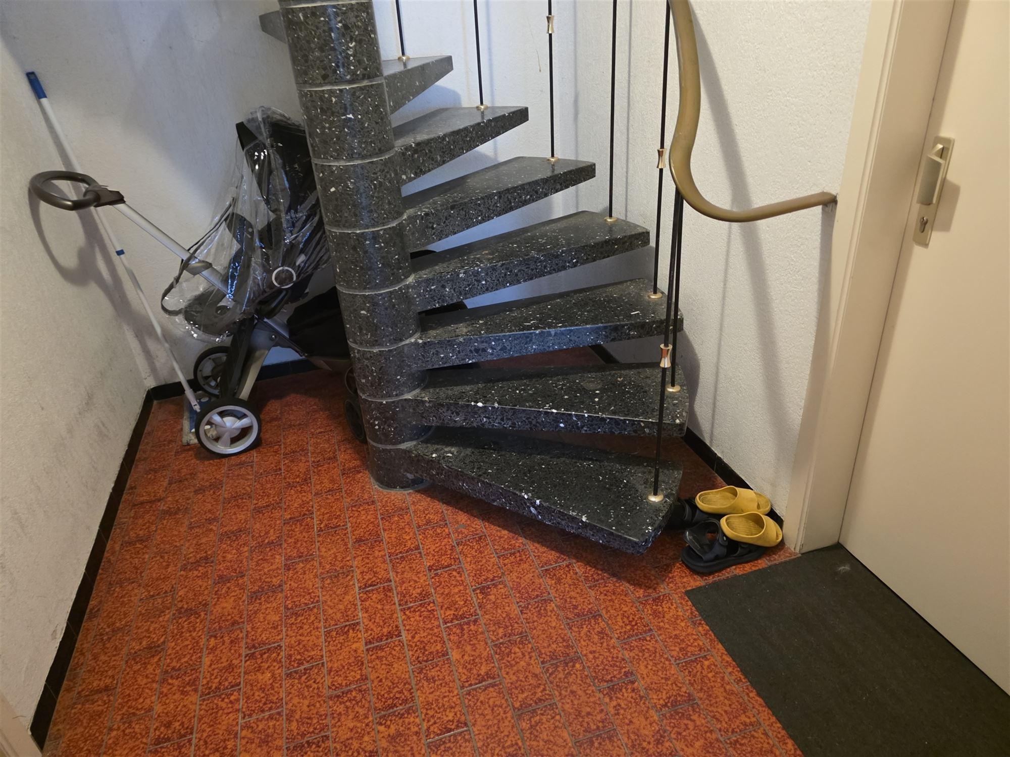 Lichtrijk appartement met 2 slaapkamers, terras en garagebox foto 3