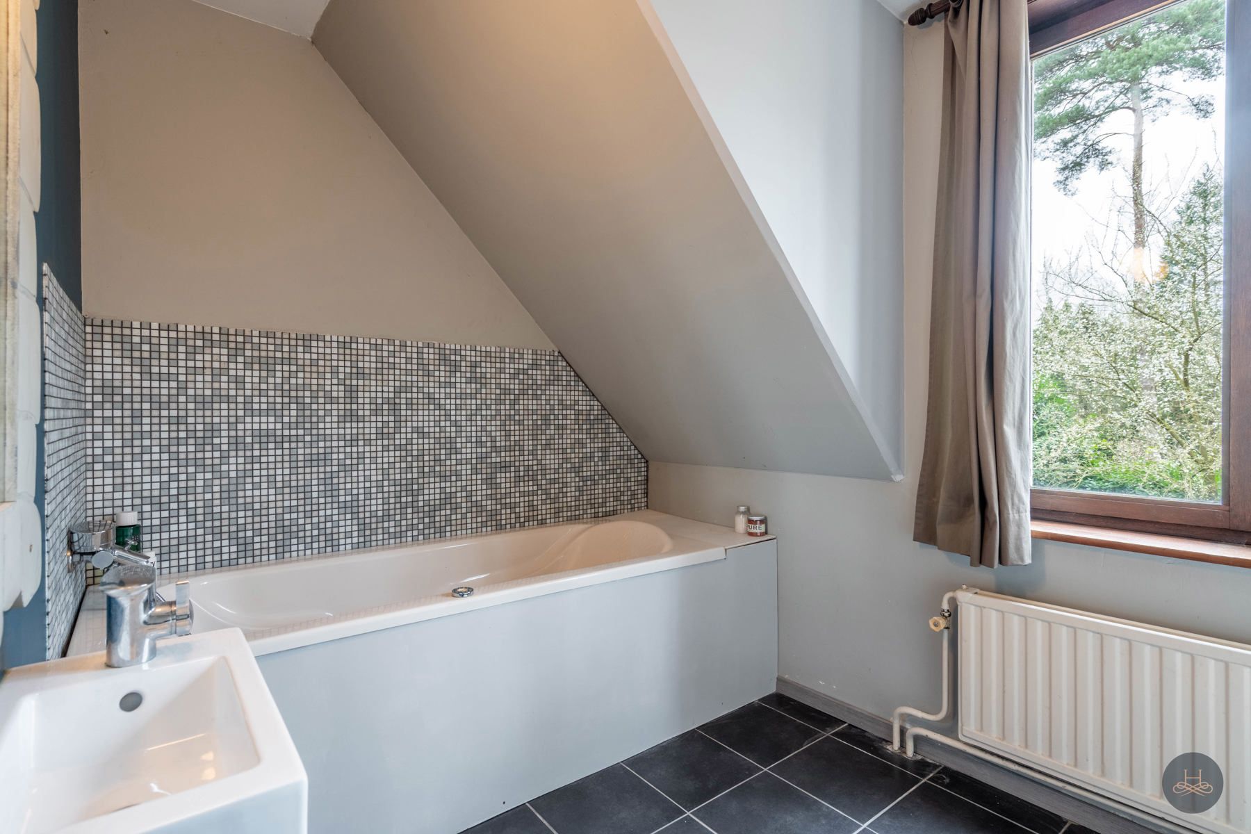 Unieke gerenoveerde villa in het groen met prachtig zwembad foto 23