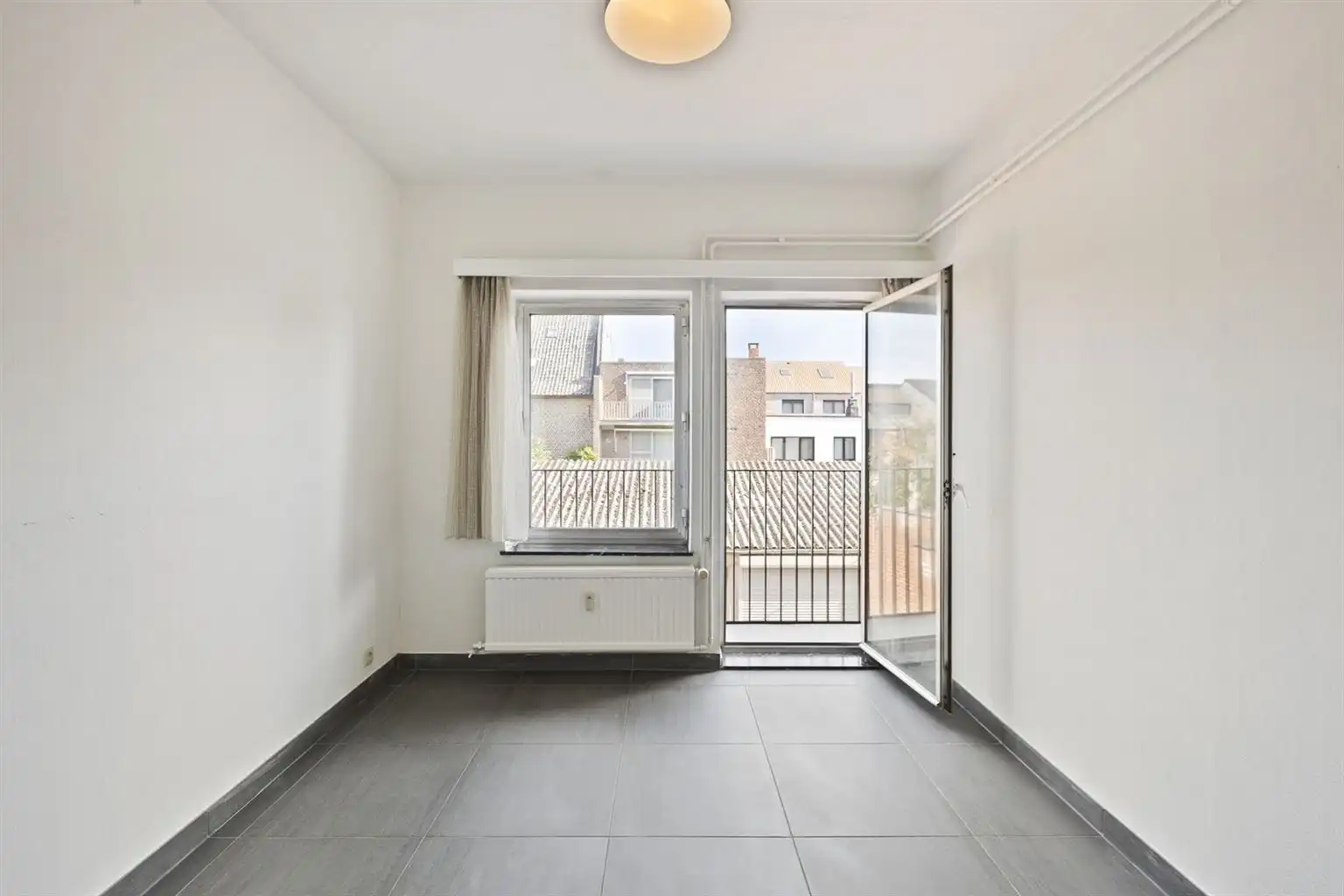 Instapklaar, gerenoveerd appartement met 3 slaapkamers, 2 terrassen en ruime garagebox gelegen op een toplocatie in het centrum van Maaseik, nabij de markt & met zicht op het Kerkplein. foto 12