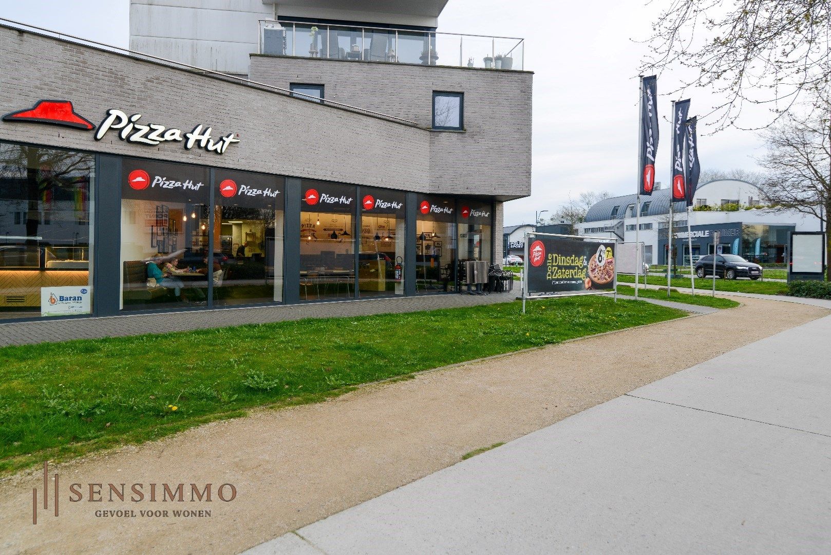 Prachtig handelspand in het levendige centrum van Maasmechelen - AAA locatie foto {{pictureIndex}}