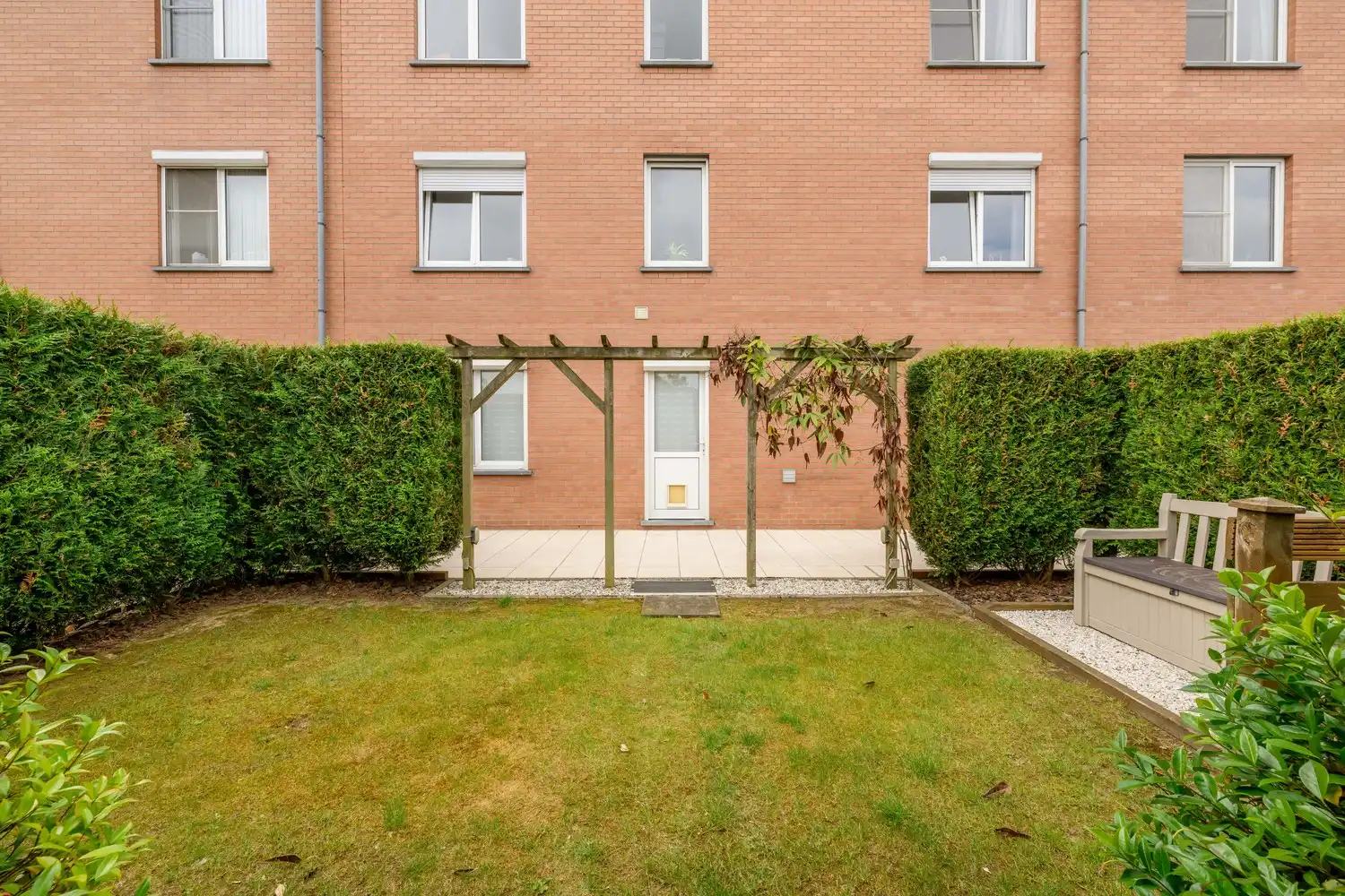 Gelijkvloers appartement met twee garages te Izegem. foto 14