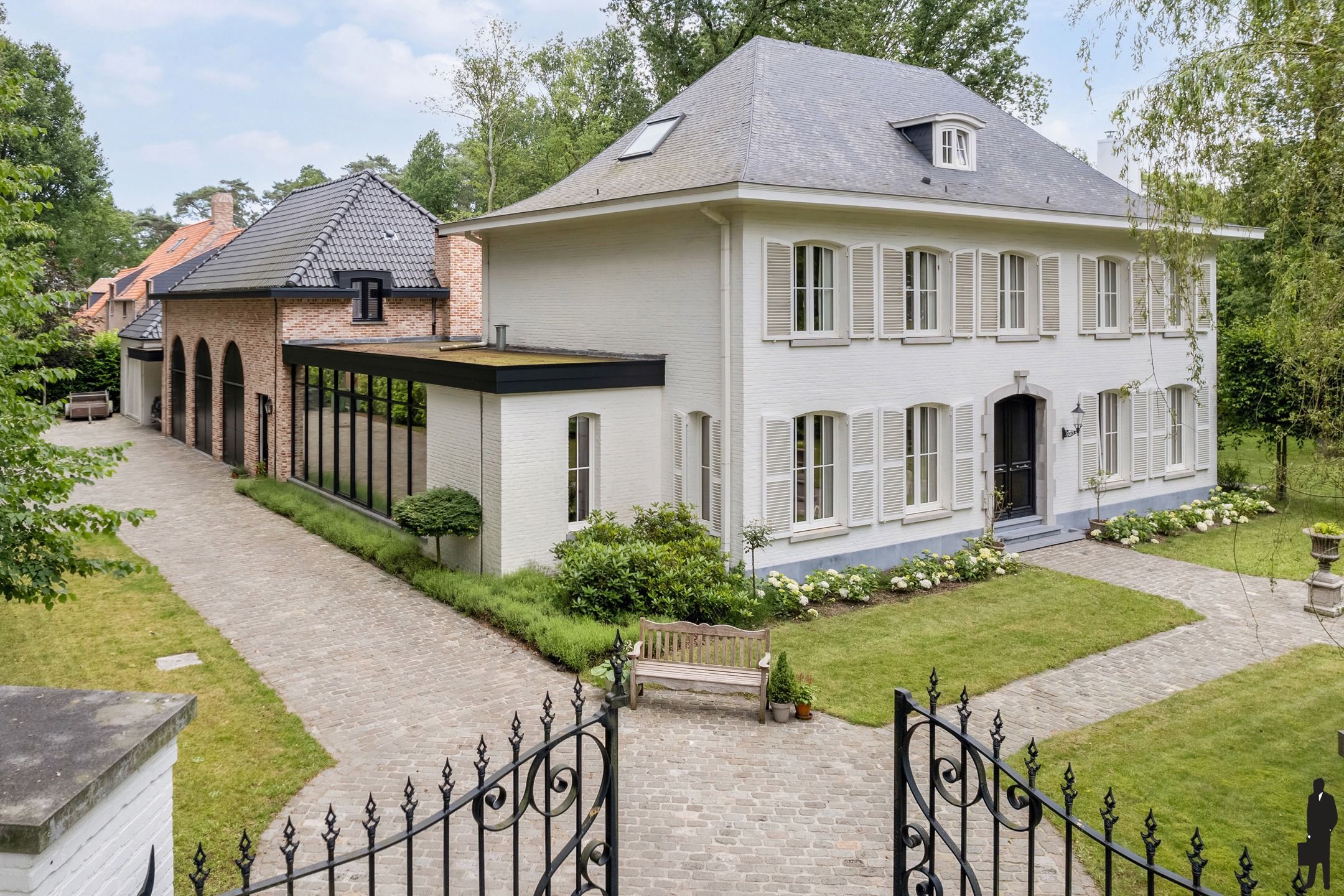 Gerenoveerde manoir villa op ca. 2.484 m², middenin villawijk, t' Vriesdonk! foto 2