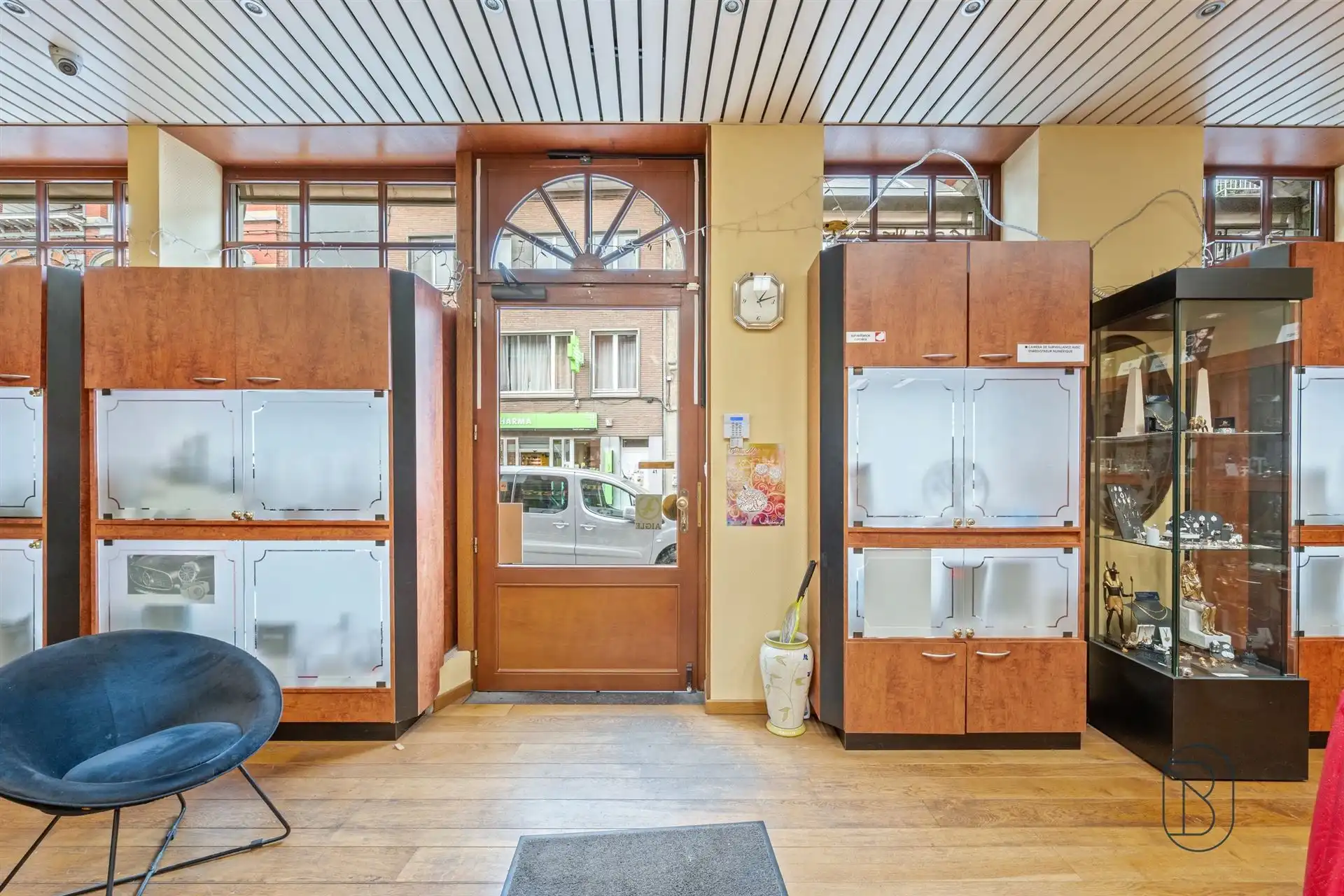 Opbrengsteigendom: handelsruimte en 2 appartementen foto 3