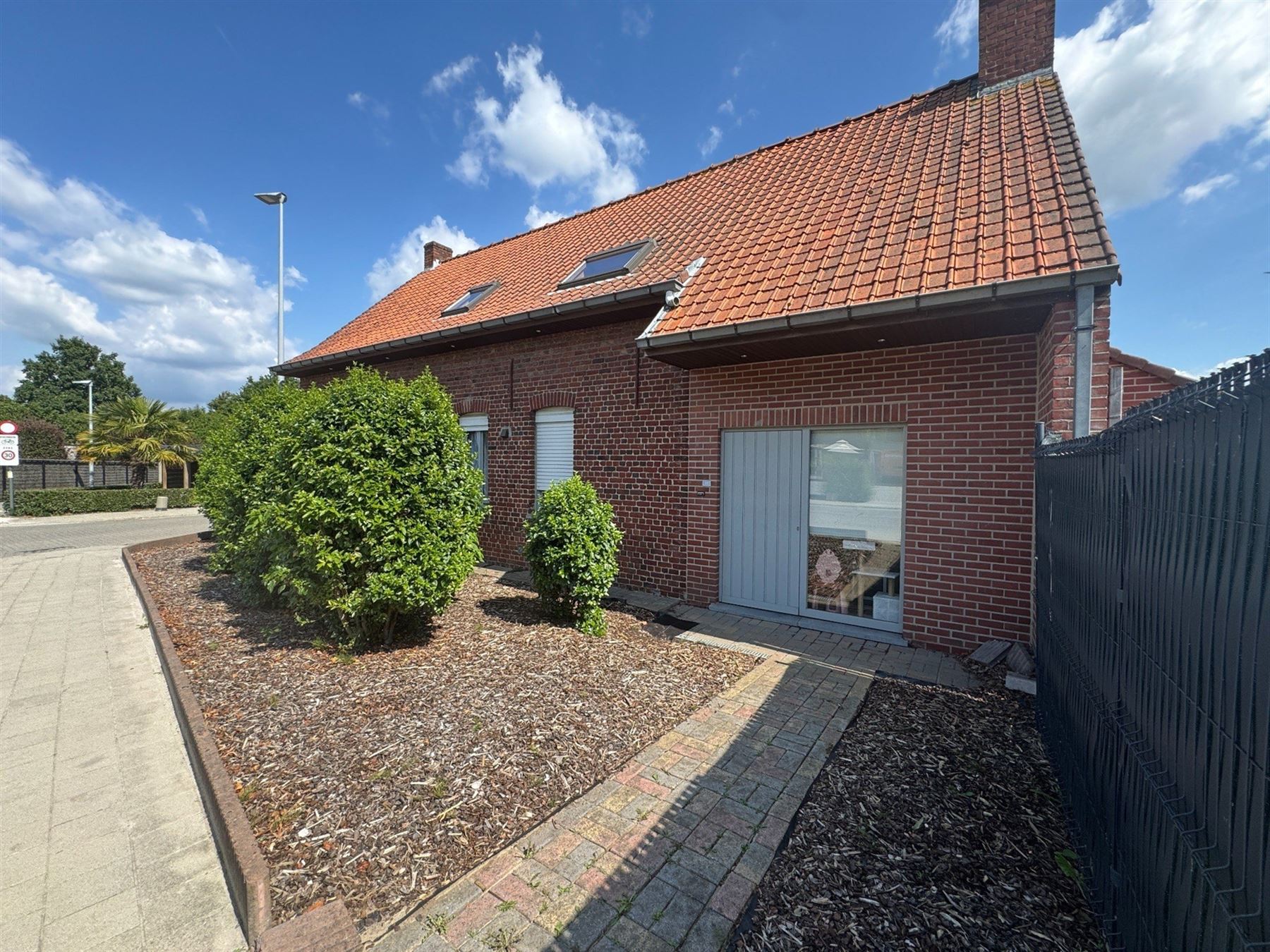 Instapklare woning met drie slaapkamers op 485 m² foto {{pictureIndex}}