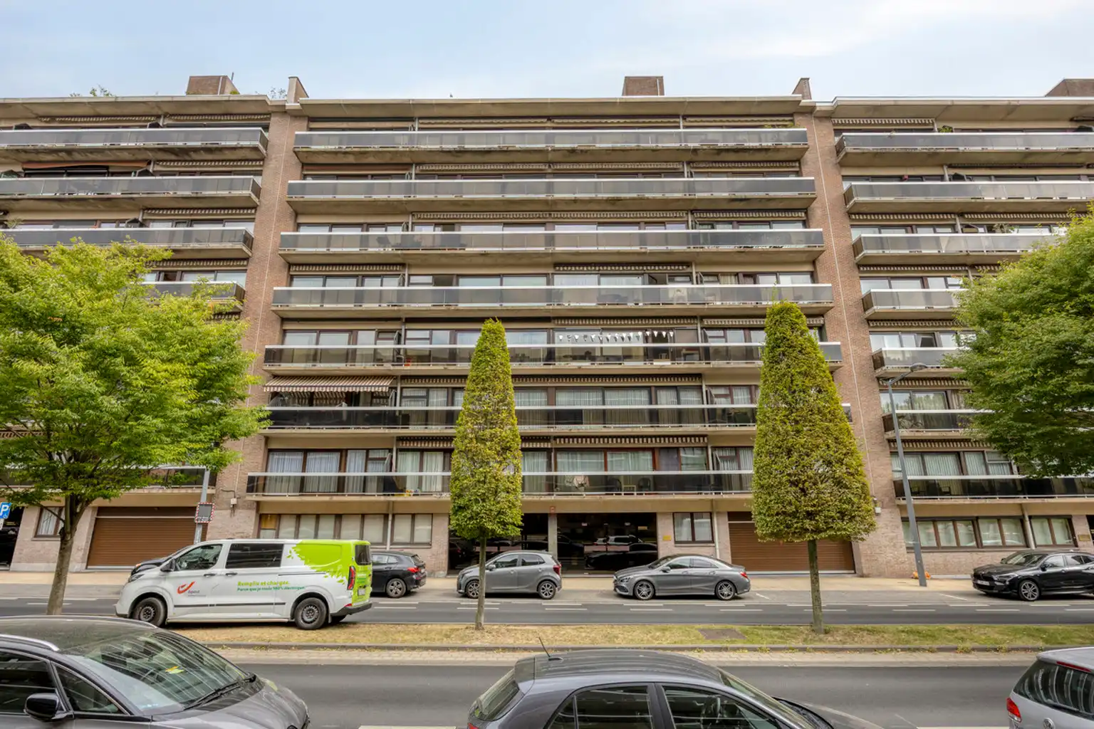 Ruim 3-slaapkamerappartement met garage  foto 2