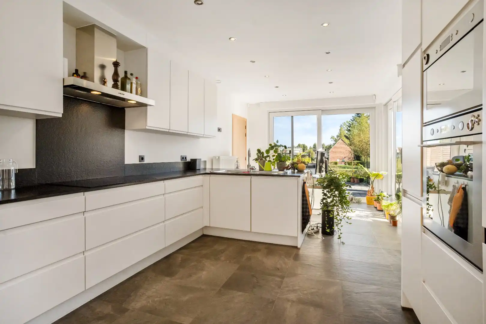 Deze prachtige woning werd 10 jaar geleden volledig gerenoveerd en biedt een moderne en comfortabele leefomgeving. foto 7