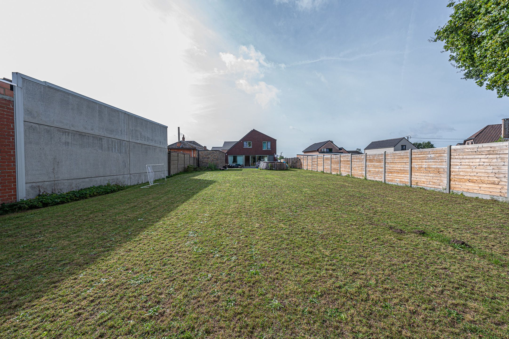 Moderne gezinswoning met terras en tuin foto 2