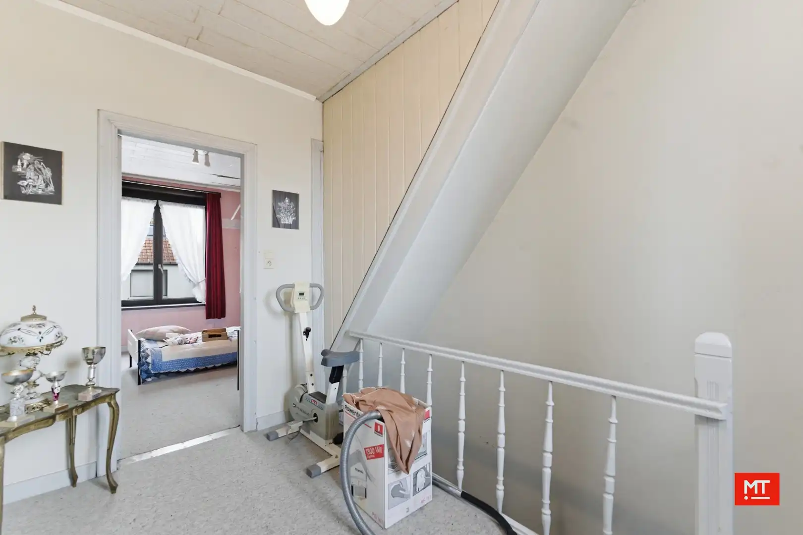 Te renoveren woning met 3 slaapkamers, Zuidgerichte tuin en garage in het centrum van Zonnebeke foto 9