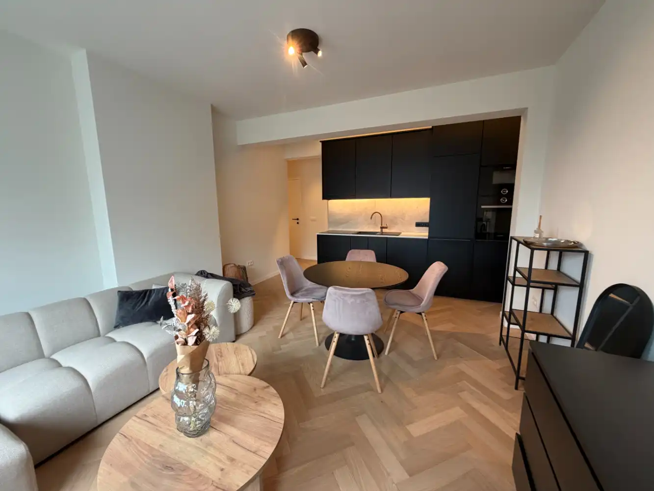 Volledig gerenoveerd appartement met twee slaapkamers. Dit instapklaar appartement wordt gemeubeld verhuurd. foto {{pictureIndex}}