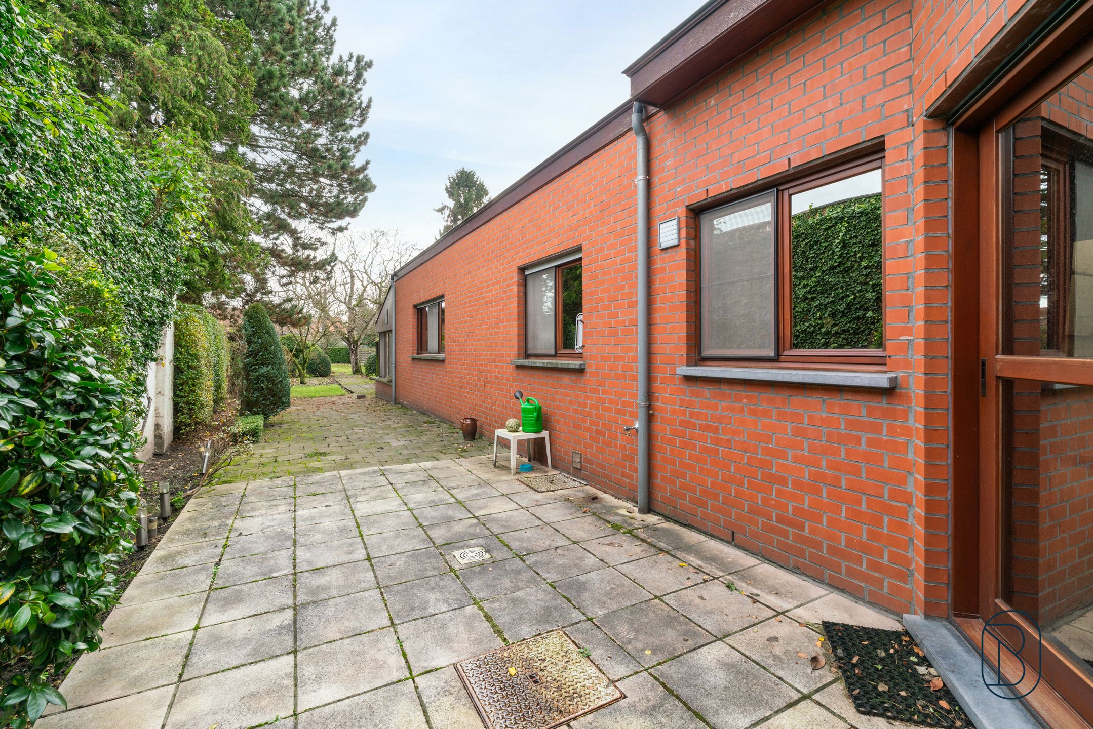 Topgelegen opbrengsteigendom met garage en grote tuin foto 5