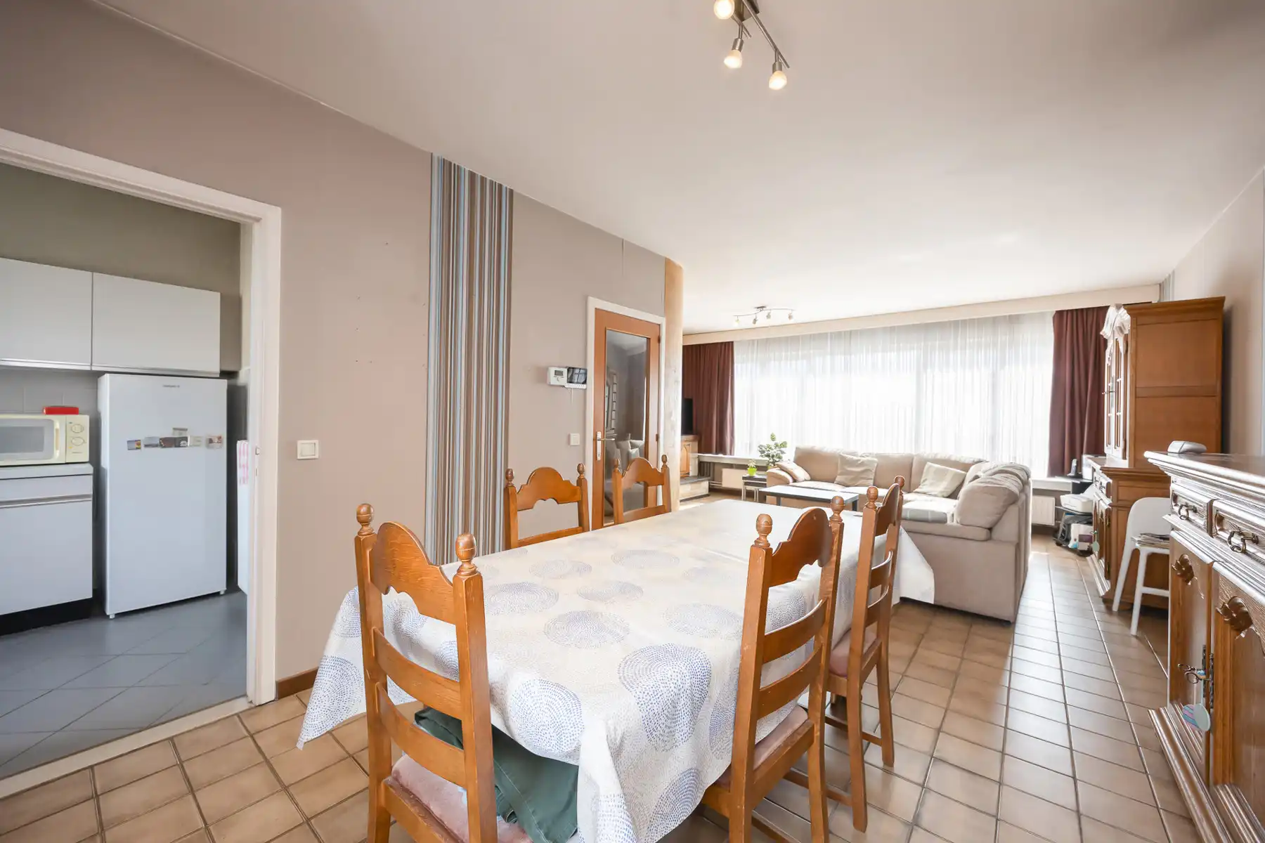 Gezellige halfopen bel-étage met oprit en zonnige tuin in Hoevenen! foto 4