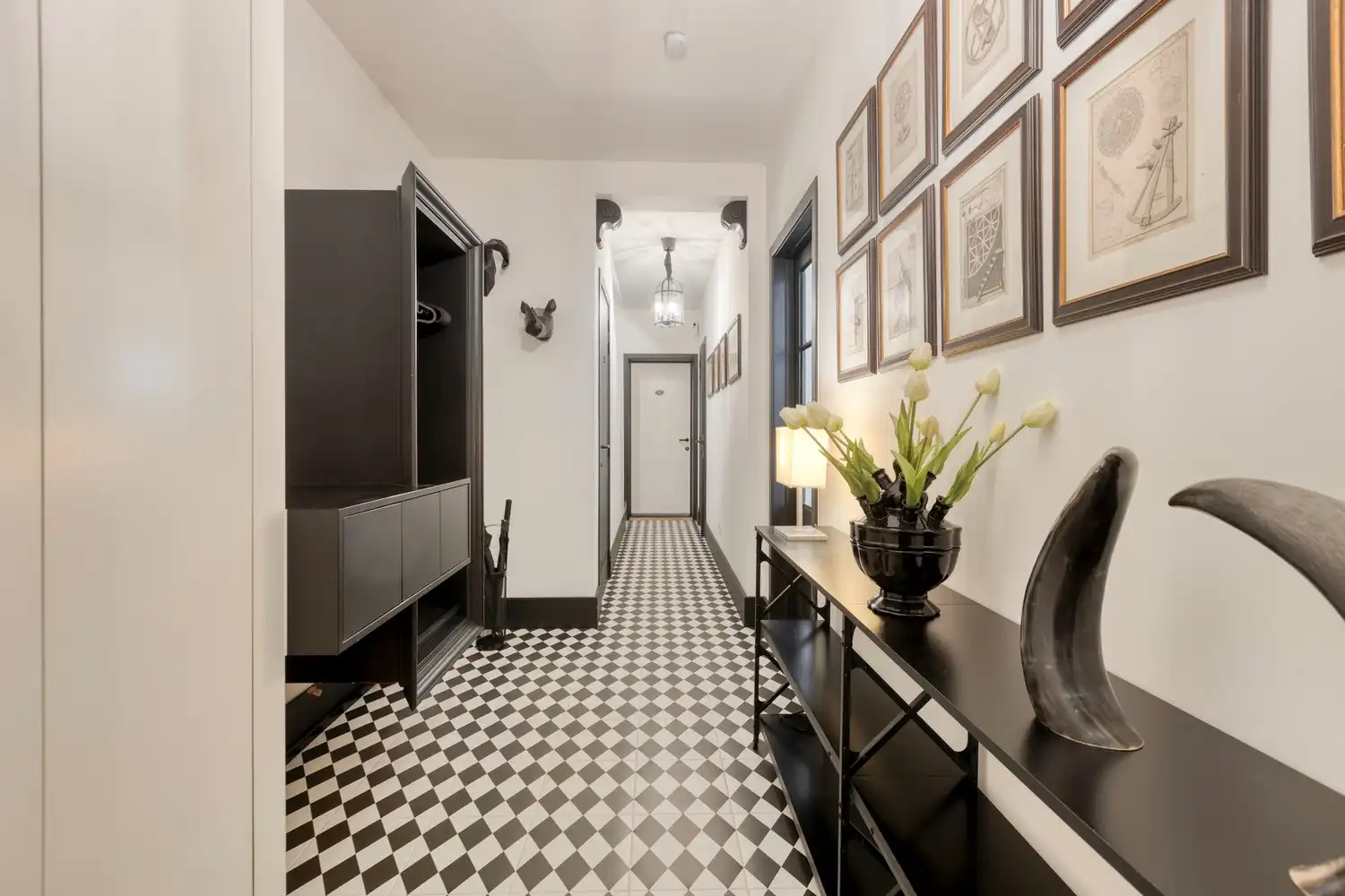 Karaktervolle woonst met indrukwekkend interieur in hartje Oud-Rekem! foto 3