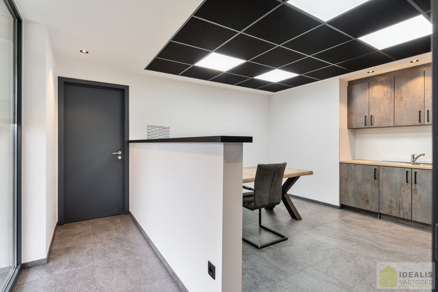 INSTAPKLAAR APPARTEMENT MET MAGAZIJN/KANTOOR OP BEDRIJVENTERREIN DE RIETKOLK!! Dit instapklare pand bestaat uit een hal/opslag van +-100m², met bureel/keuken en een aparte inkom voor het woongedeelte. Het appartement omvat een ruime woonkamer met uitgeruste keuken, 2 slaapkamers, badkamer, bergruimte en waskamer. Het pand leent zich perfect als kantoorlocatie met opslag in combinatie met wonen. foto 6