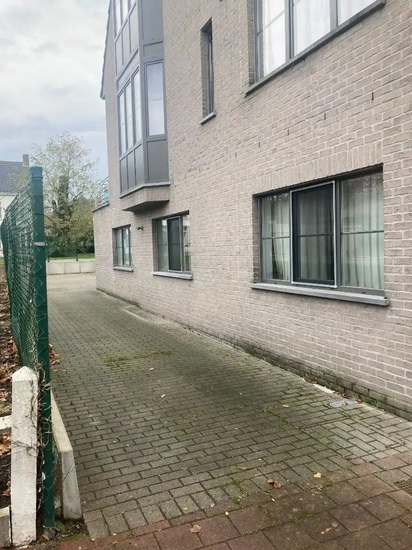 Autostaanplaats, Handzame foto {{pictureIndex}}