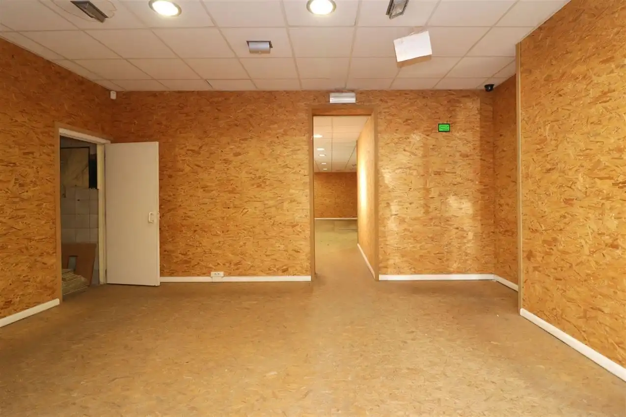 handelszaak met magazijn op zeer zichtbare locatie foto 12