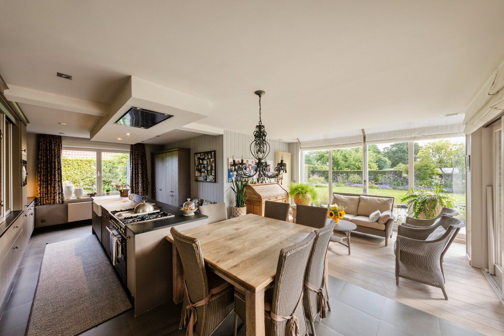Tijdloze, instapklare, ruime villa met 4 slaapkamers foto 8