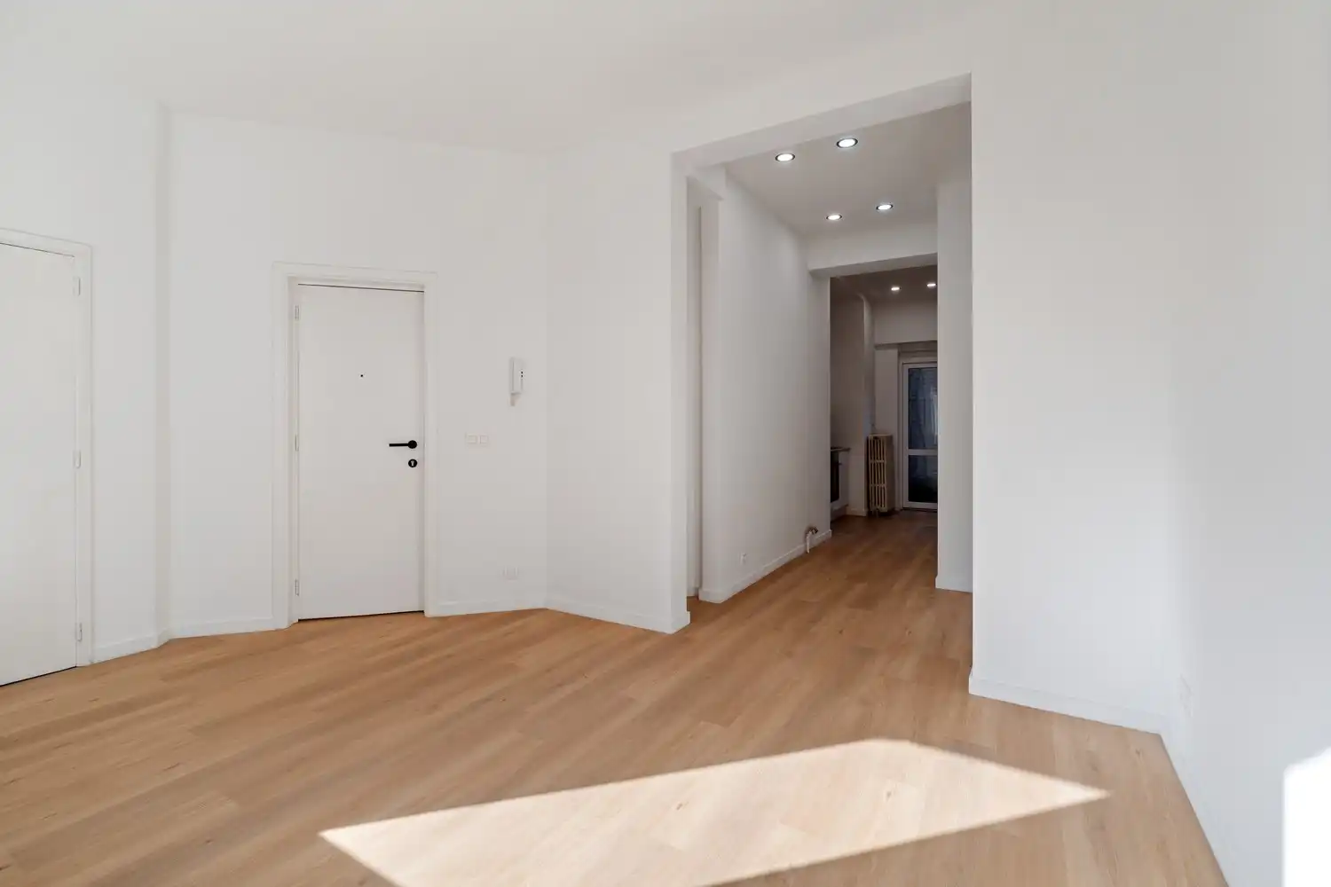 Volledig gerenoveerd gelijkvloersappartement met privatieve koer op topligging tussen het Brugmannplein en het Kasteleinsplein foto 4