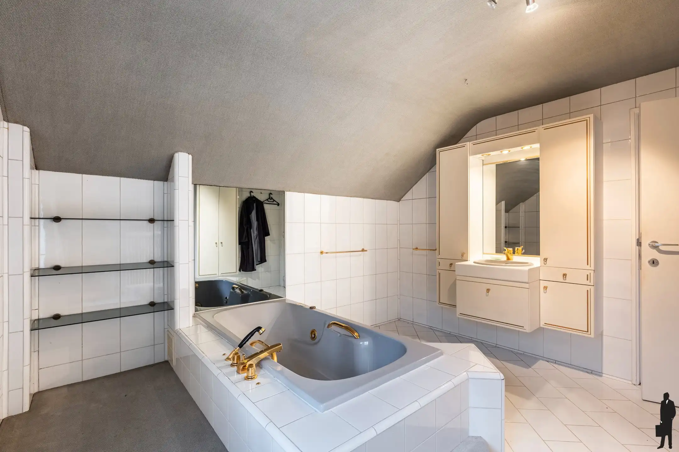 Uitstekend gelegen split-level villa in een gegeerde doodlopende straat. foto 16