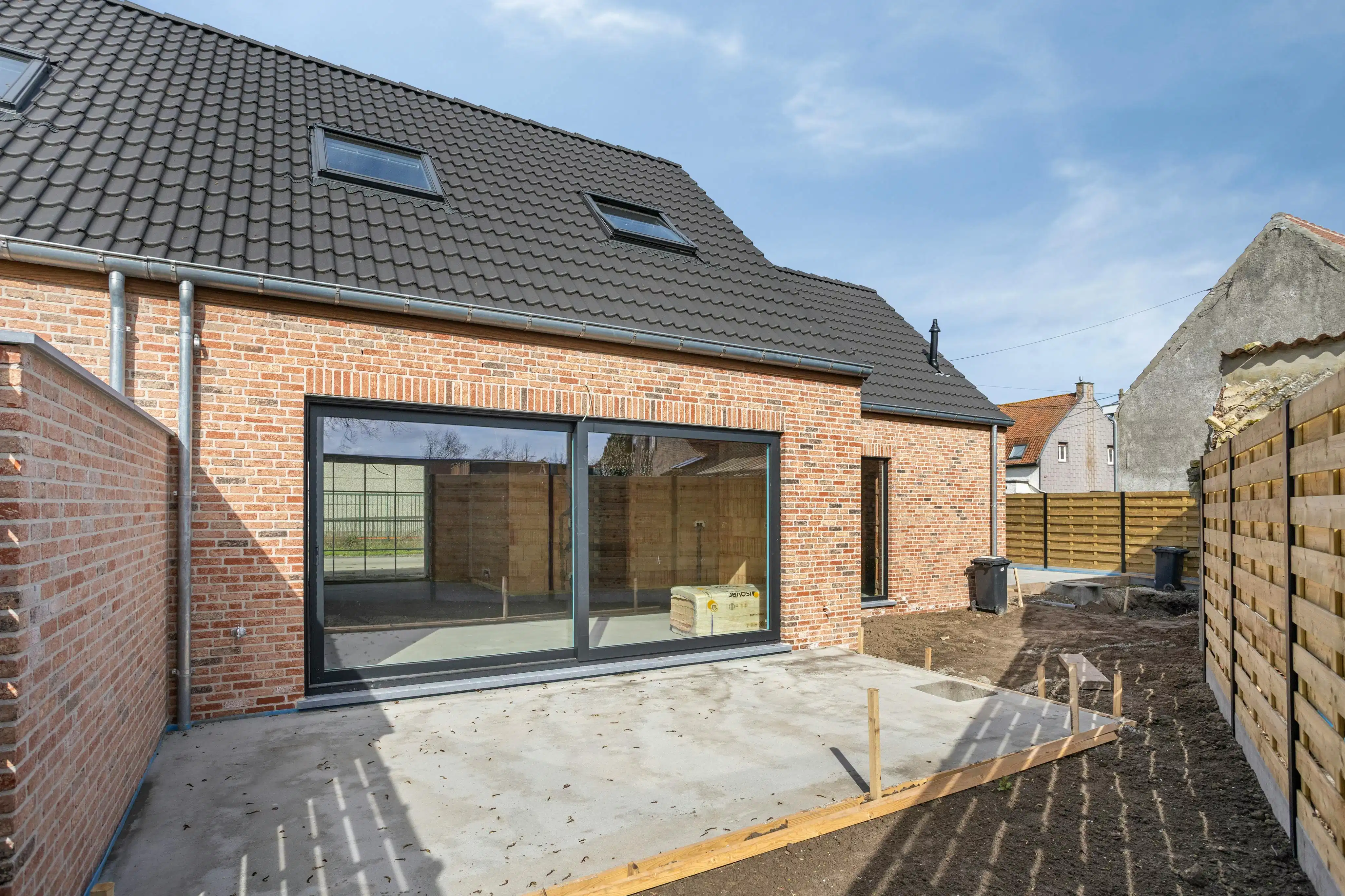 Halfopen nieuwbouwwoning te koop met 3 kamers, oprit en tuin foto 8